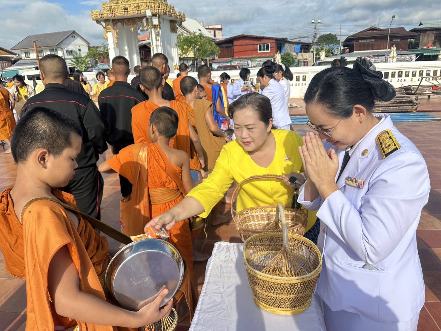 จังหวัดสกลนคร จัดพิธีสวดพระพุทธมนต์และทำบุญตักบาตรฯ เนื่องในวันที่ระลึกคล้ายวันสวรรคตสมเด็จพระนารายณ์มหาราช