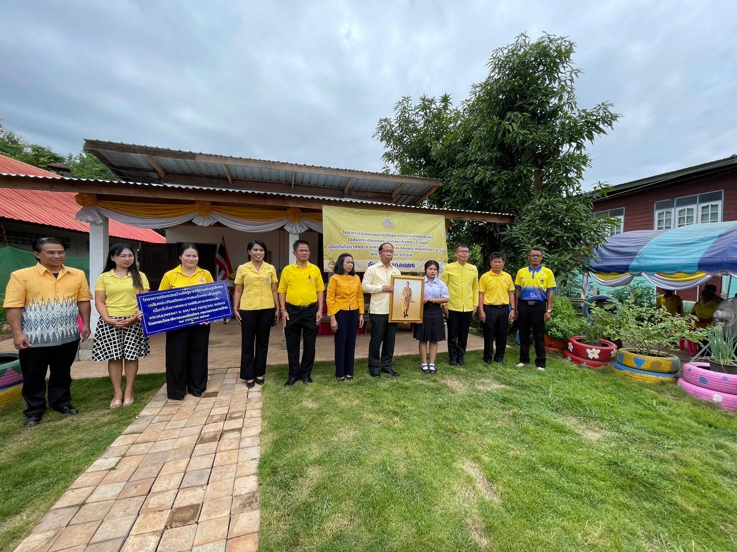 พช.สกลนคร ร่วมกิจกรรมส่งมอบบ้านผู้ยากไร้ในโครงการซ่อมแซมบ้านให้ผู้ยากไร้ตามผังภูมิสังคม เฉลิมพระเกียรติพระบาทสมเด็จพระเจ้าอยู่หัว เนื่องในโอกาสพระราชพิธีมหามงคลเฉลิมพระชนมพรรษา 6 รอบ 28 กรกฎาคม 2567