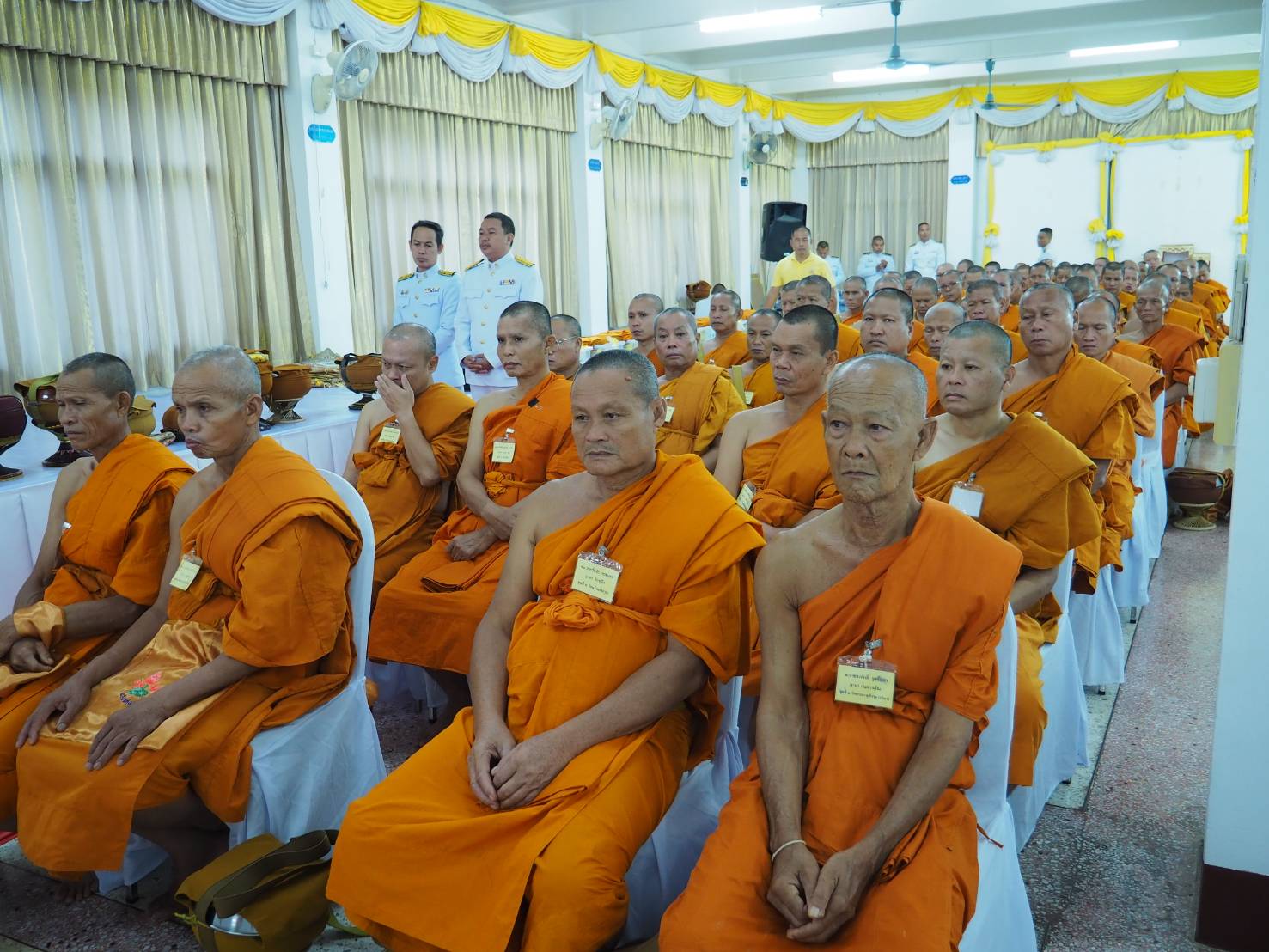 พช.สกลนคร : ร่วมพิธีเจริญพระพุทธมนต์และทำบุญตักบาตรถวายพระราชกุศล