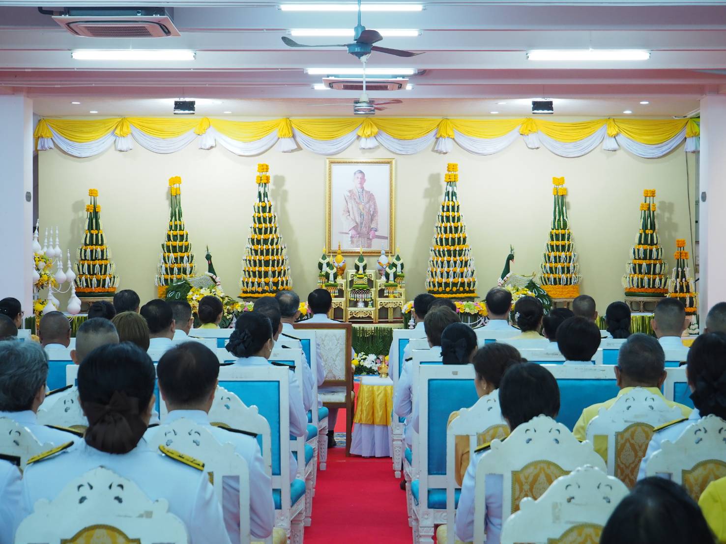 พช.สกลนคร : ร่วมพิธีเจริญพระพุทธมนต์และทำบุญตักบาตรถวายพระราชกุศล