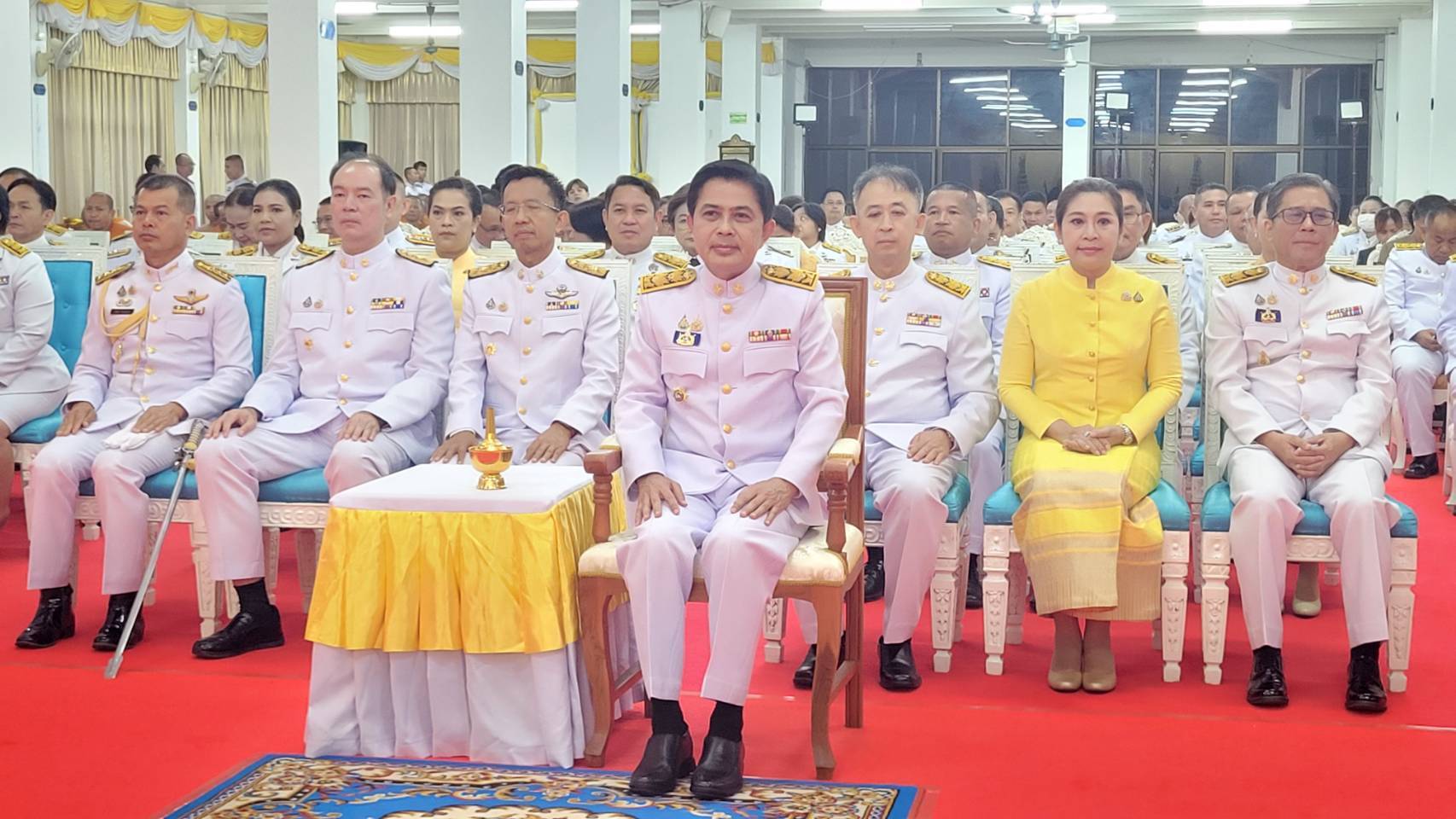 พช.สกลนคร : ร่วมพิธีเจริญพระพุทธมนต์และทำบุญตักบาตรถวายพระราชกุศล