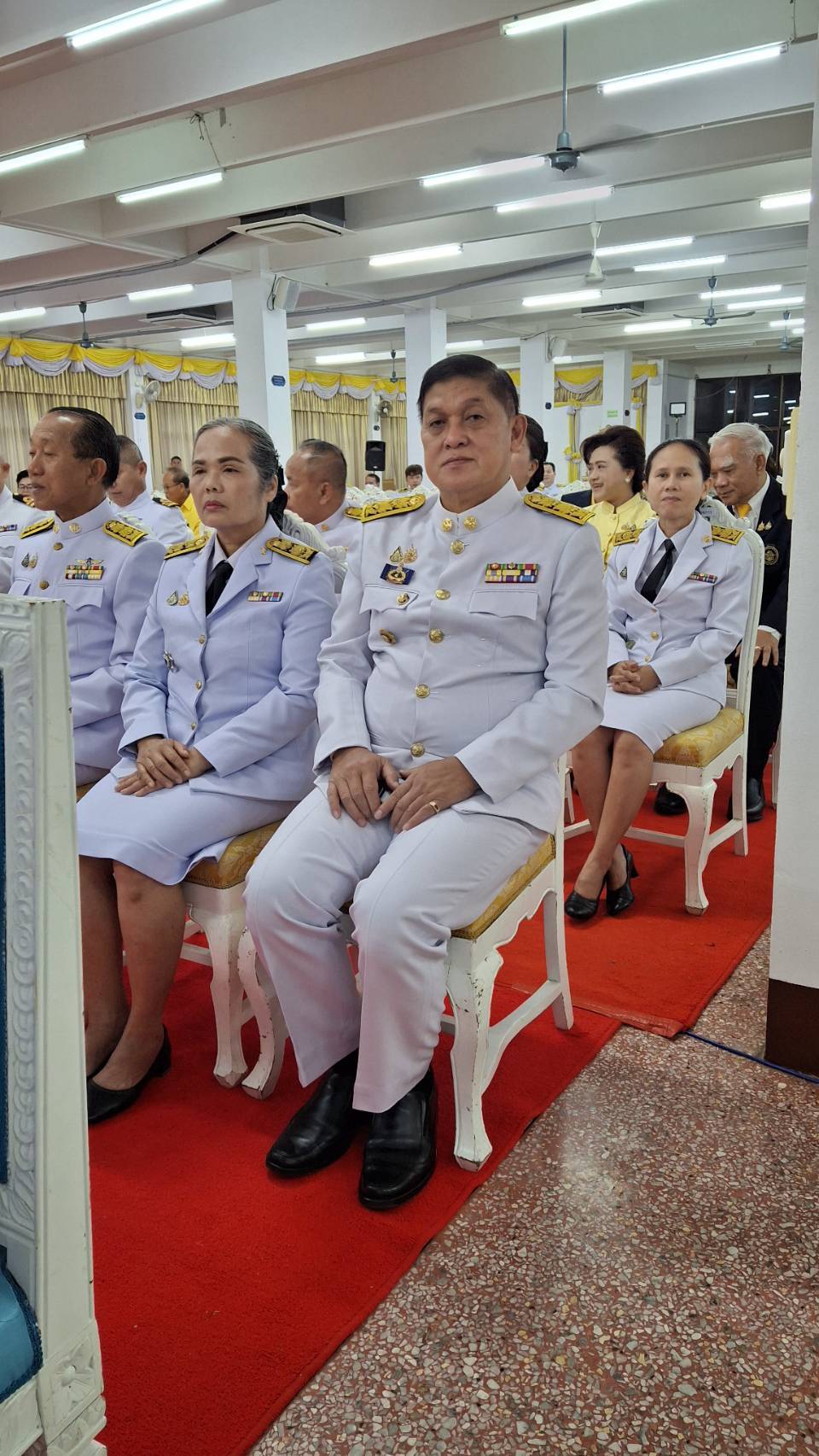พช.สกลนคร : ร่วมพิธีเจริญพระพุทธมนต์และทำบุญตักบาตรถวายพระราชกุศล