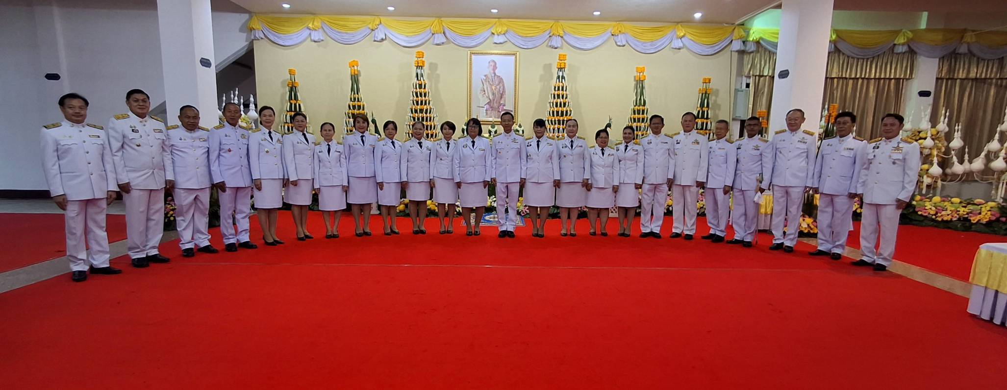พช.สกลนคร : ร่วมพิธีเจริญพระพุทธมนต์และทำบุญตักบาตรถวายพระราชกุศล