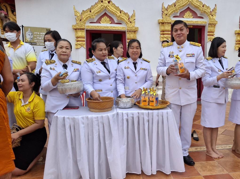 พช.สกลนคร : ร่วมพิธีเจริญพระพุทธมนต์และทำบุญตักบาตรถวายพระราชกุศล