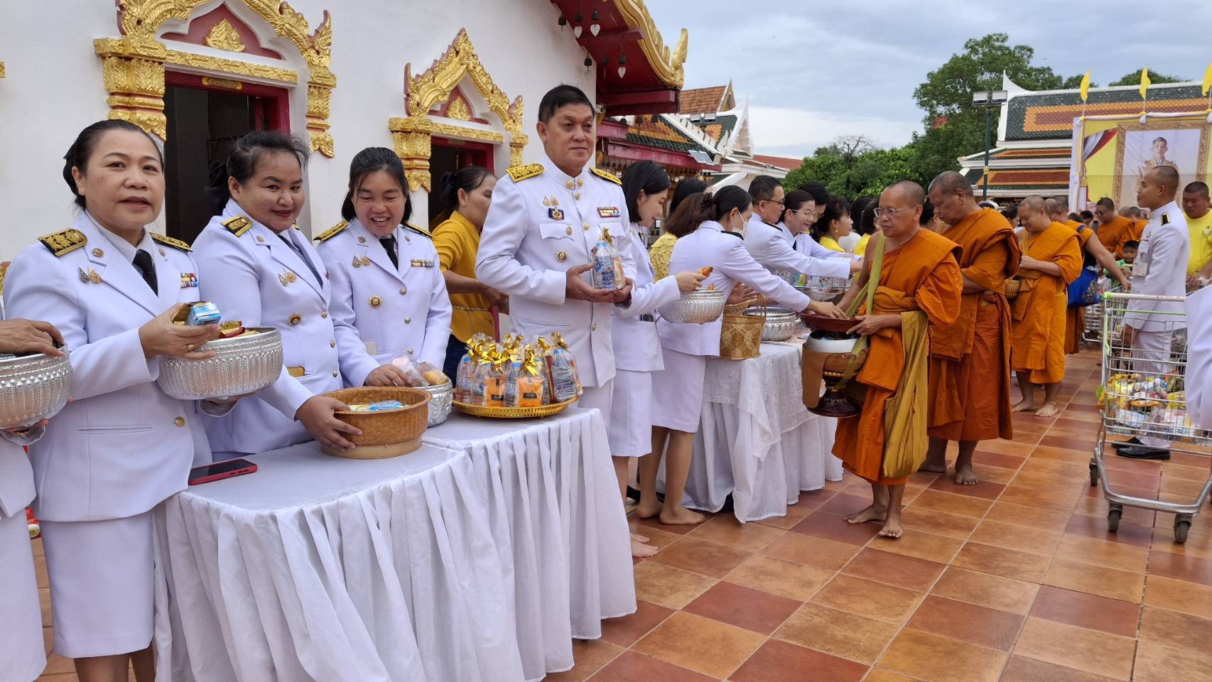 พช.สกลนคร : ร่วมพิธีเจริญพระพุทธมนต์และทำบุญตักบาตรถวายพระราชกุศล