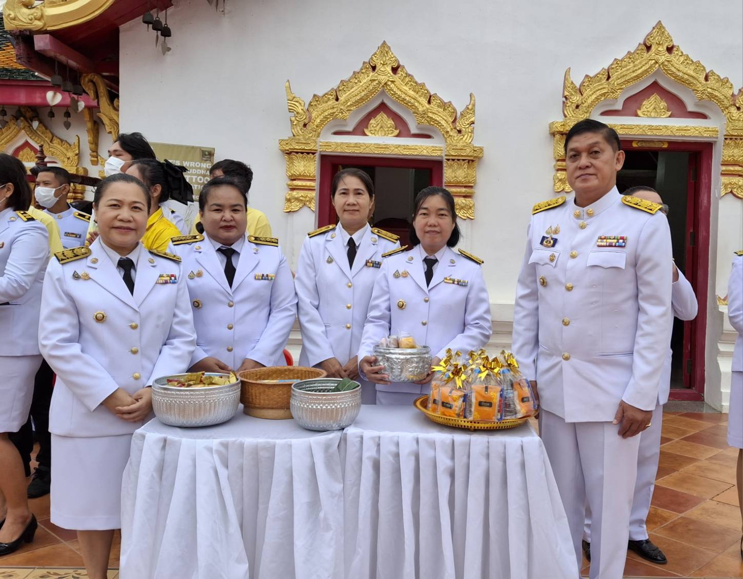 พช.สกลนคร : ร่วมพิธีเจริญพระพุทธมนต์และทำบุญตักบาตรถวายพระราชกุศล