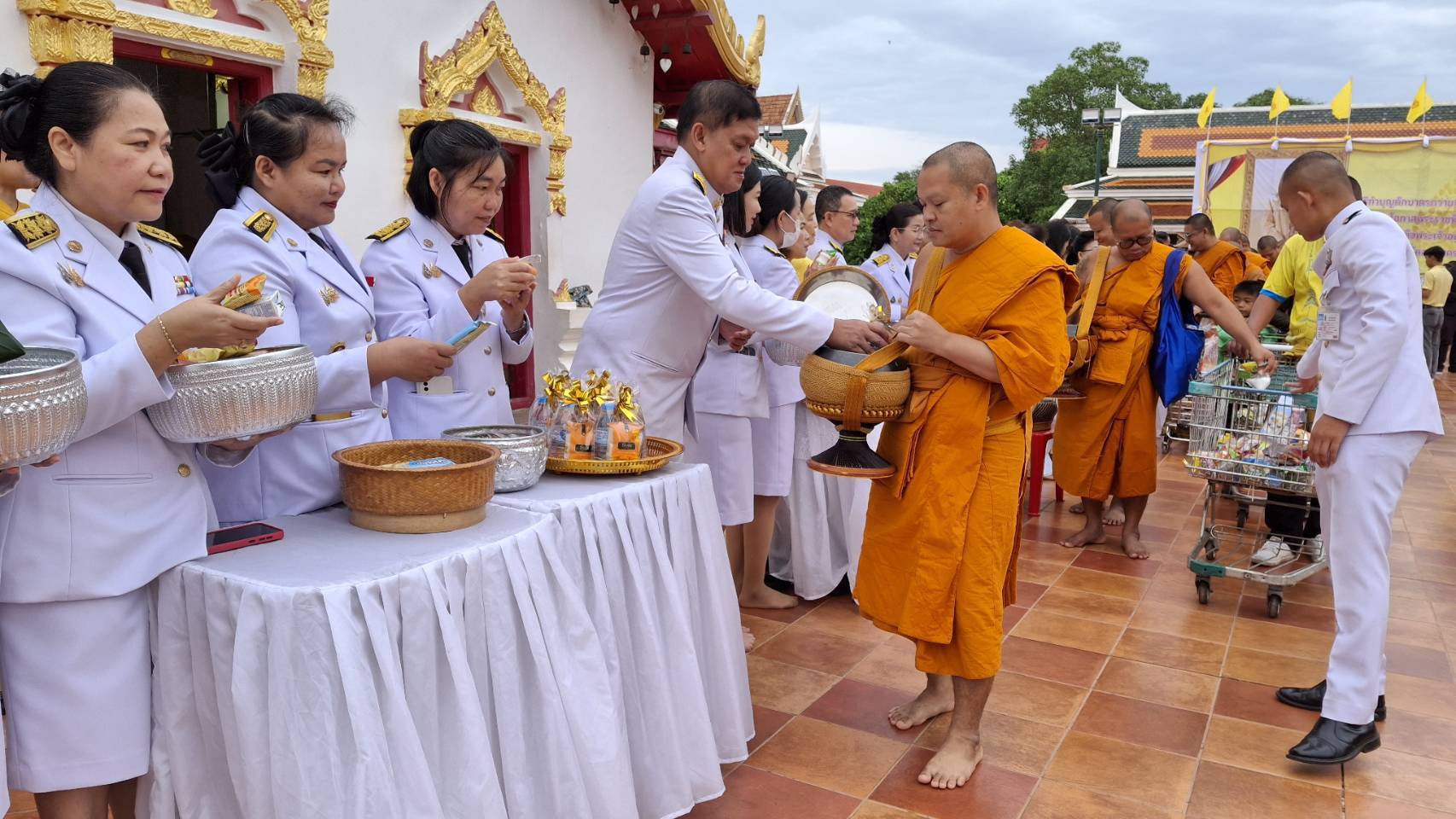 พช.สกลนคร : ร่วมพิธีเจริญพระพุทธมนต์และทำบุญตักบาตรถวายพระราชกุศล