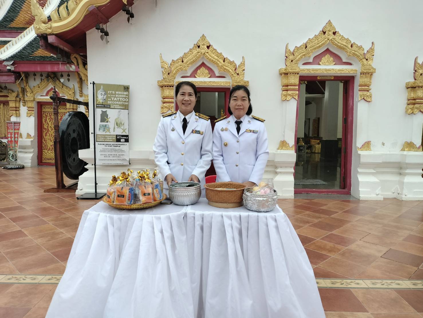 พช.สกลนคร : ร่วมพิธีเจริญพระพุทธมนต์และทำบุญตักบาตรถวายพระราชกุศล