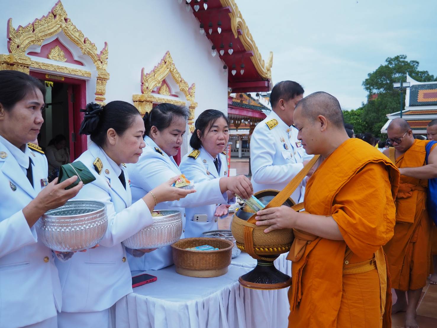 พช.สกลนคร : ร่วมพิธีเจริญพระพุทธมนต์และทำบุญตักบาตรถวายพระราชกุศล