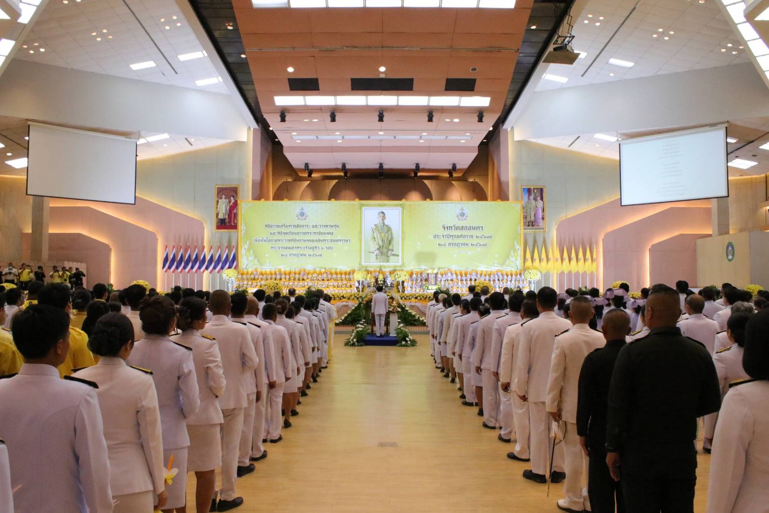 พช.สกลนคร : ร่วมพิธีถวายเครื่องราชสักการะวางพานพุ่ม และจุดเทียนถวายพระพรชัยมงคล เนื่องในโอกาสพระราชพิธีมหามงคลเฉลิมพระชนมพรรษา 6 รอบ 28 กรกฎาคม 2567