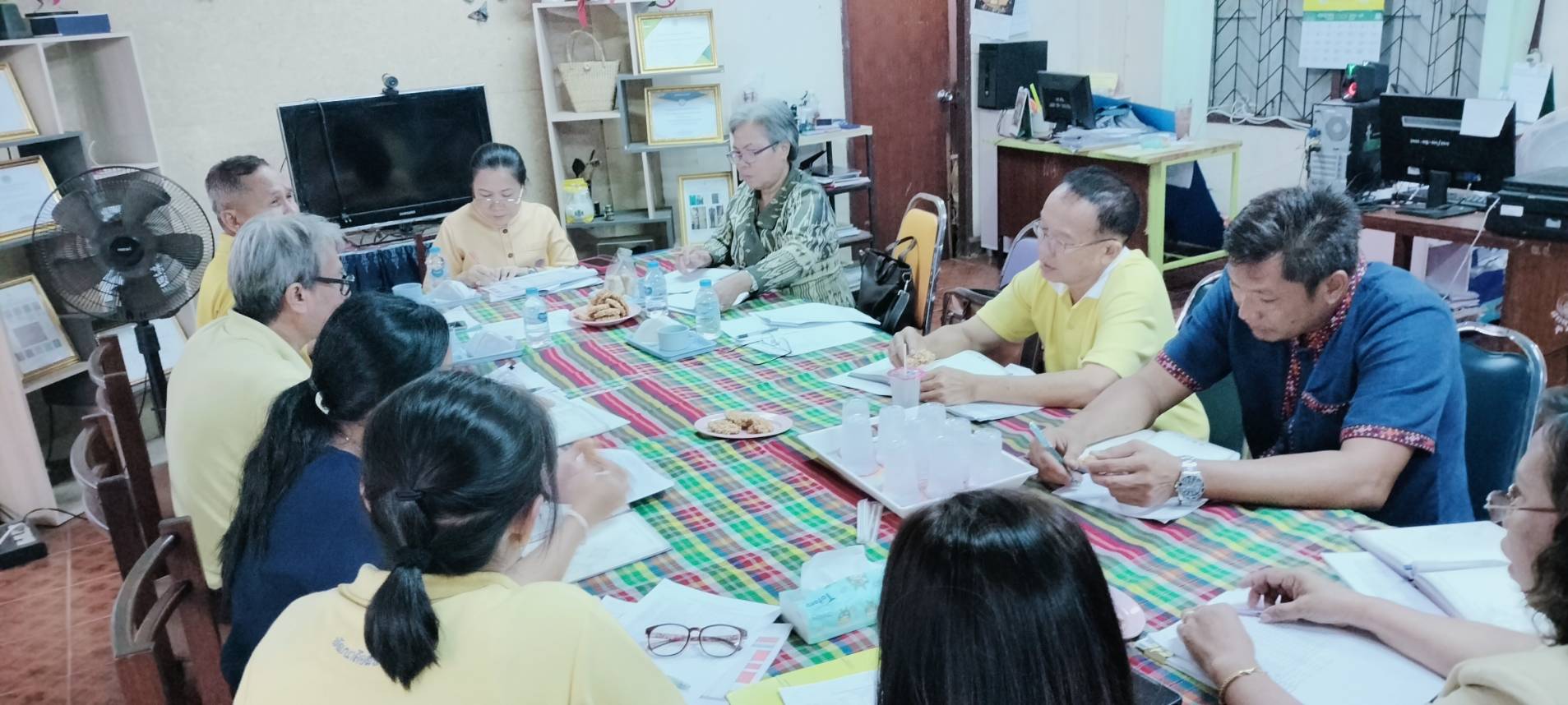 📢พช.สกลนคร : ลงพื้นที่ติดตามสนับสนุนคณะทำงานบริหารการจัดเก็บข้อมูลความจำเป็นพื้นฐาน (จปฐ.) พร้อมให้กำลังใจทีมพัฒนาชุมชนอำเภอ