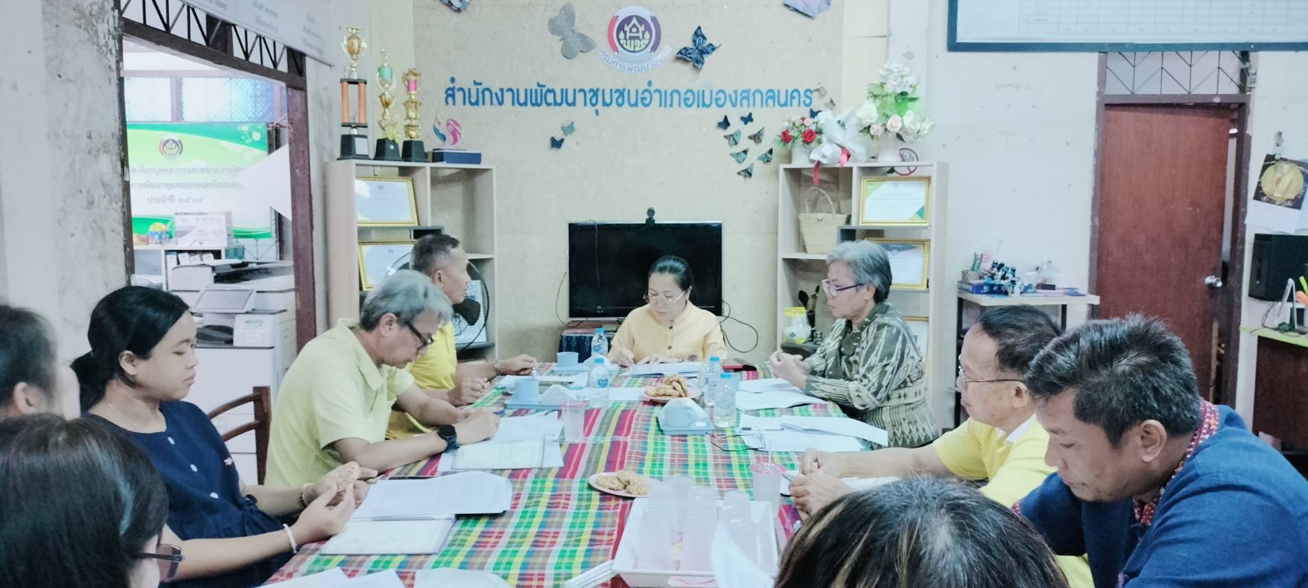 📢พช.สกลนคร : ลงพื้นที่ติดตามสนับสนุนคณะทำงานบริหารการจัดเก็บข้อมูลความจำเป็นพื้นฐาน (จปฐ.) พร้อมให้กำลังใจทีมพัฒนาชุมชนอำเภอ