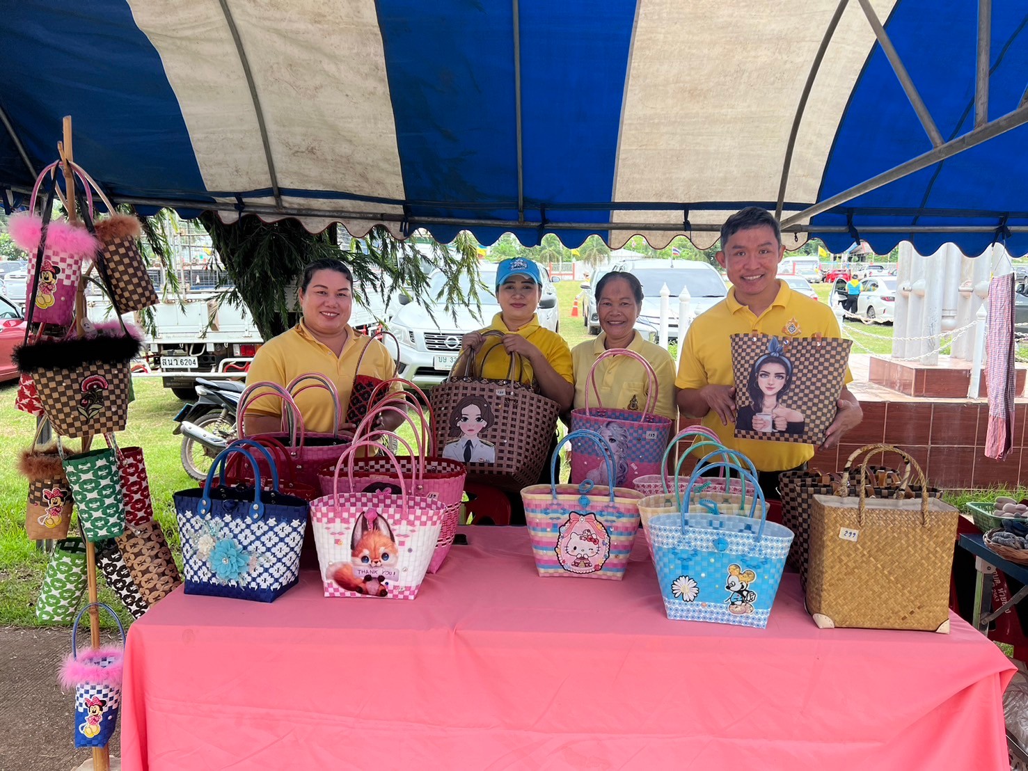 📜จิตอาสาพระราชทาน จังหวัดสกลนคร ทำความดีด้วยหัวใจ จัดกิจกรรมจิตอาสาออกให้บริการประชาชน มอบถุงพระราชทานให้กลุ่มเปราะบาง เฉลิมพระเกียรติพระบาทสมเด็จพระเจ้าอยู่หัว