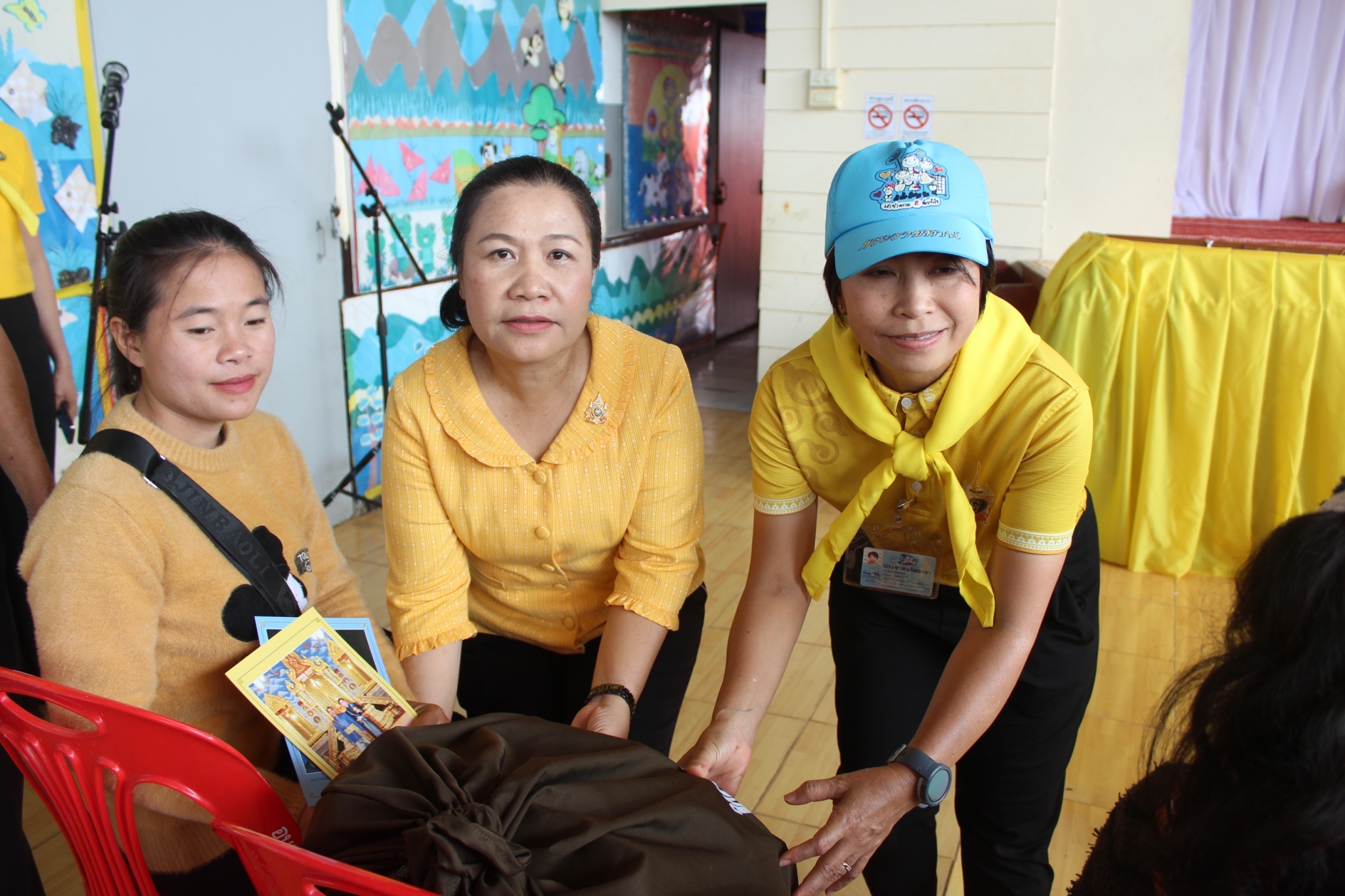 📜จิตอาสาพระราชทาน จังหวัดสกลนคร ทำความดีด้วยหัวใจ จัดกิจกรรมจิตอาสาออกให้บริการประชาชน มอบถุงพระราชทานให้กลุ่มเปราะบาง เฉลิมพระเกียรติพระบาทสมเด็จพระเจ้าอยู่หัว