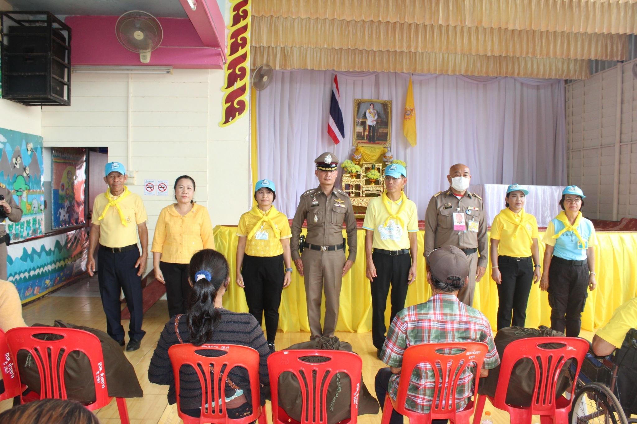 📜จิตอาสาพระราชทาน จังหวัดสกลนคร ทำความดีด้วยหัวใจ จัดกิจกรรมจิตอาสาออกให้บริการประชาชน มอบถุงพระราชทานให้กลุ่มเปราะบาง เฉลิมพระเกียรติพระบาทสมเด็จพระเจ้าอยู่หัว