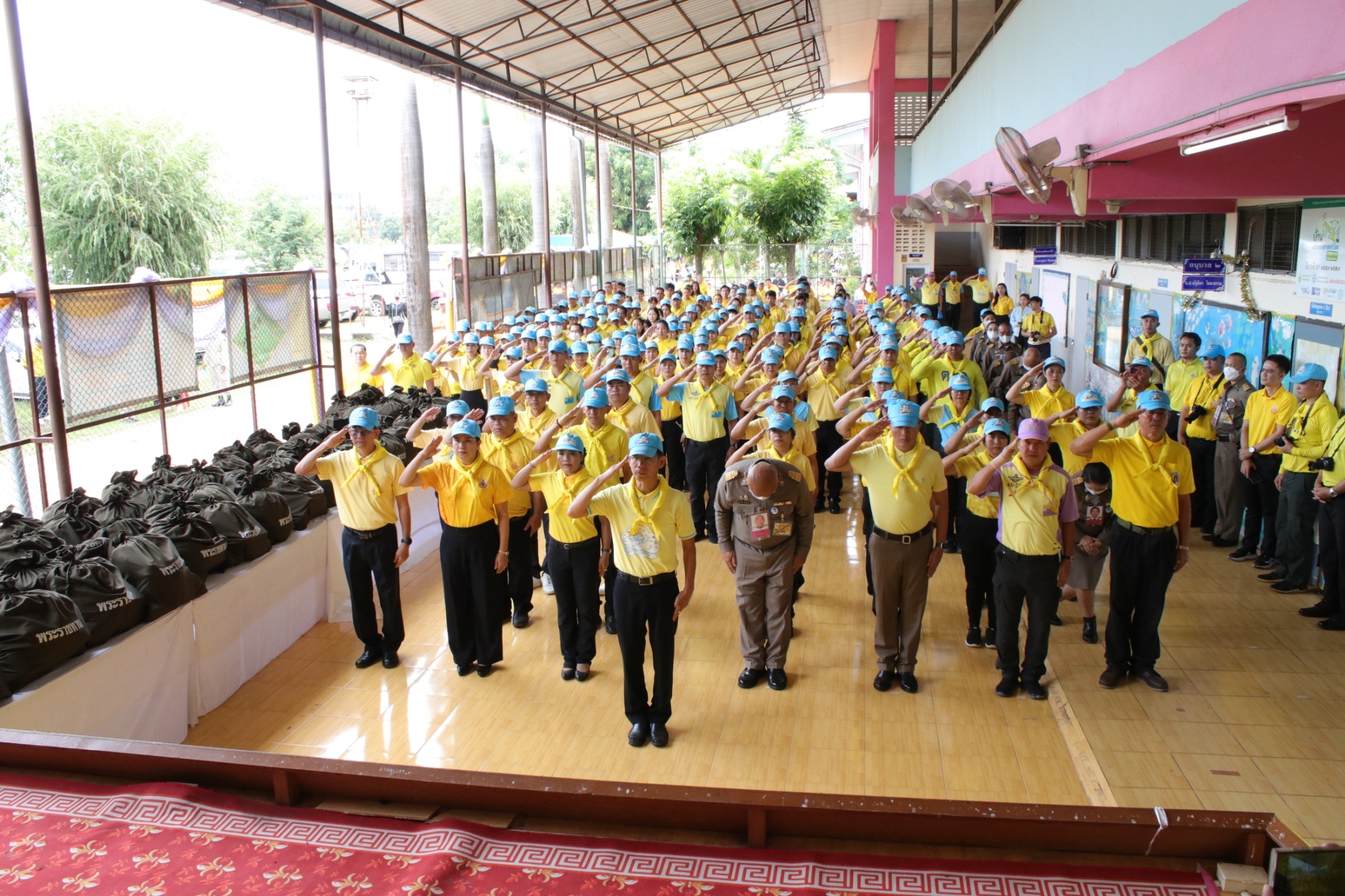 📜จิตอาสาพระราชทาน จังหวัดสกลนคร ทำความดีด้วยหัวใจ จัดกิจกรรมจิตอาสาออกให้บริการประชาชน มอบถุงพระราชทานให้กลุ่มเปราะบาง เฉลิมพระเกียรติพระบาทสมเด็จพระเจ้าอยู่หัว