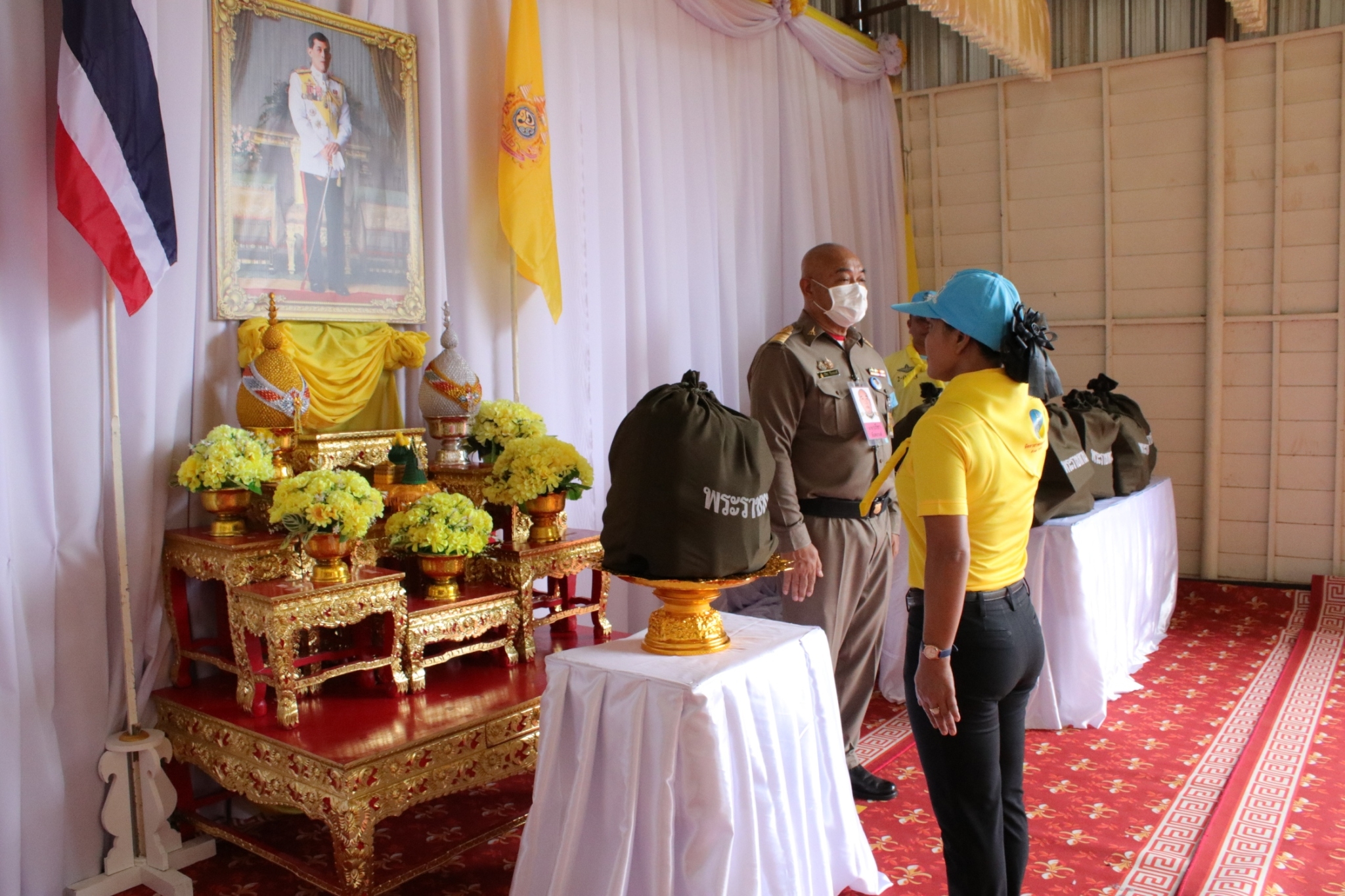 📜จิตอาสาพระราชทาน จังหวัดสกลนคร ทำความดีด้วยหัวใจ จัดกิจกรรมจิตอาสาออกให้บริการประชาชน มอบถุงพระราชทานให้กลุ่มเปราะบาง เฉลิมพระเกียรติพระบาทสมเด็จพระเจ้าอยู่หัว