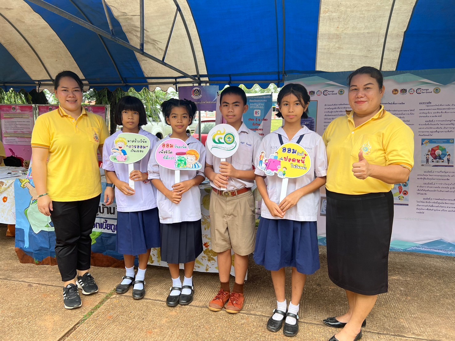 📜จิตอาสาพระราชทาน จังหวัดสกลนคร ทำความดีด้วยหัวใจ จัดกิจกรรมจิตอาสาออกให้บริการประชาชน มอบถุงพระราชทานให้กลุ่มเปราะบาง เฉลิมพระเกียรติพระบาทสมเด็จพระเจ้าอยู่หัว