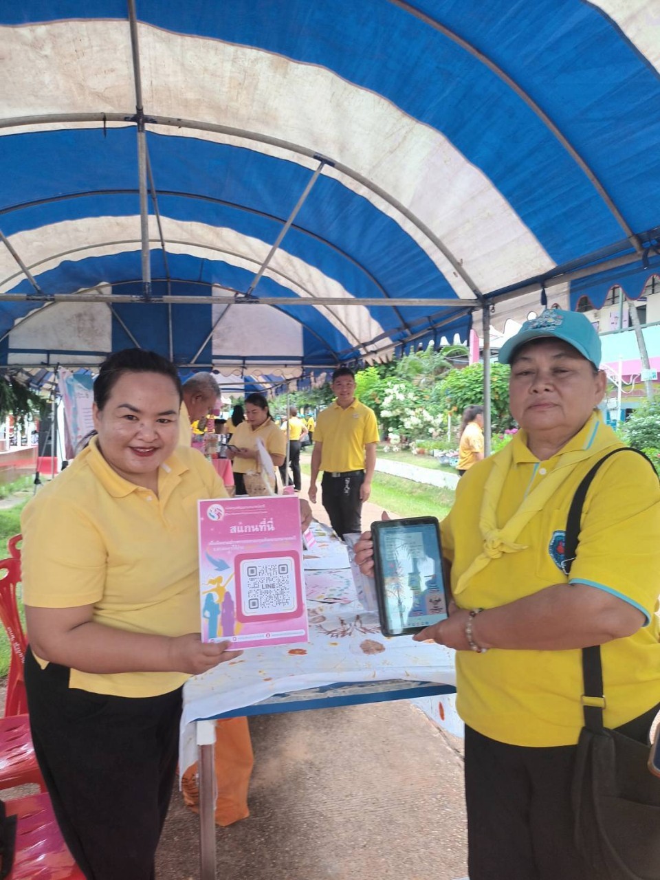 📜จิตอาสาพระราชทาน จังหวัดสกลนคร ทำความดีด้วยหัวใจ จัดกิจกรรมจิตอาสาออกให้บริการประชาชน มอบถุงพระราชทานให้กลุ่มเปราะบาง เฉลิมพระเกียรติพระบาทสมเด็จพระเจ้าอยู่หัว