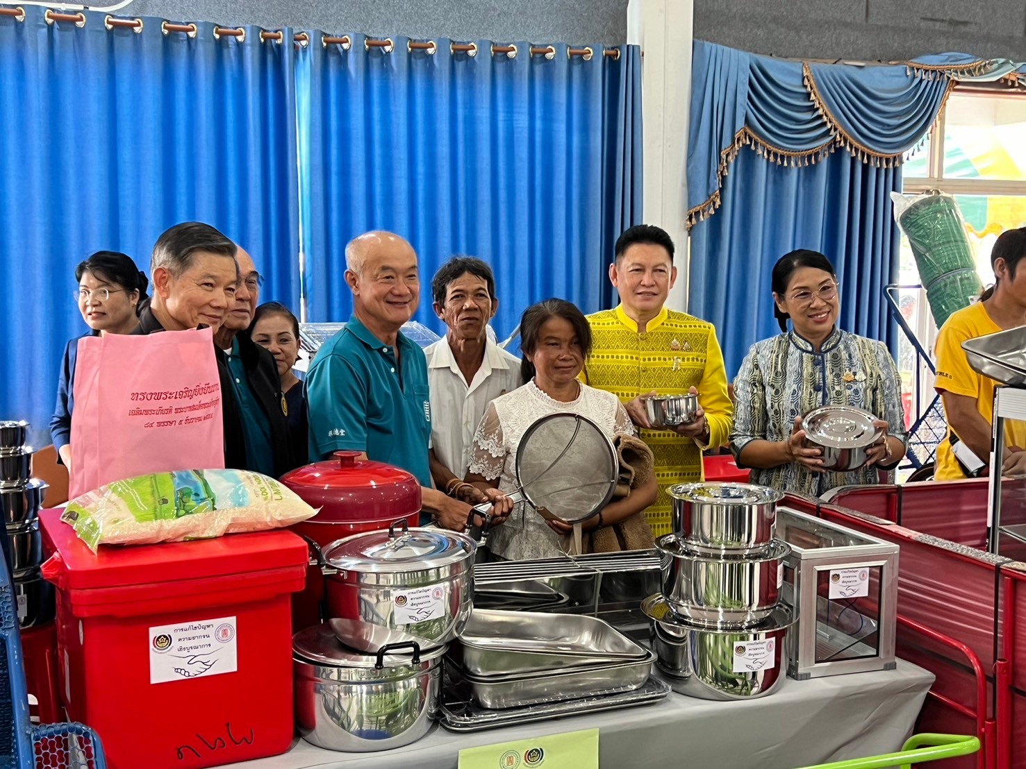 กรมการพัฒนาชุมชน กระทรวงมหาดไทย จับมือ มูลนิธิป่อเต็กตึ๊ง มอบอุปกรณ์การประกอบอาชีพช่วยเหลือครัวเรือนยากจน จังหวัดสกลนคร ภายใต้บันทึกข้อตกลงความร่วมมือการแก้ไขปัญหาความยากจนเชิงบูรณาการ