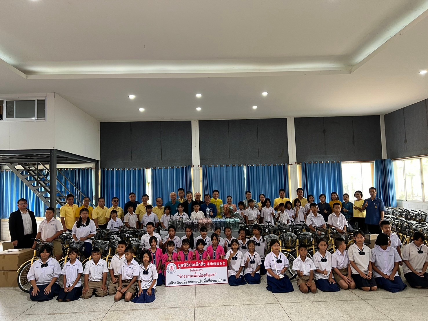 กรมการพัฒนาชุมชน กระทรวงมหาดไทย จับมือ มูลนิธิป่อเต็กตึ๊ง มอบอุปกรณ์การประกอบอาชีพช่วยเหลือครัวเรือนยากจน จังหวัดสกลนคร ภายใต้บันทึกข้อตกลงความร่วมมือการแก้ไขปัญหาความยากจนเชิงบูรณาการ