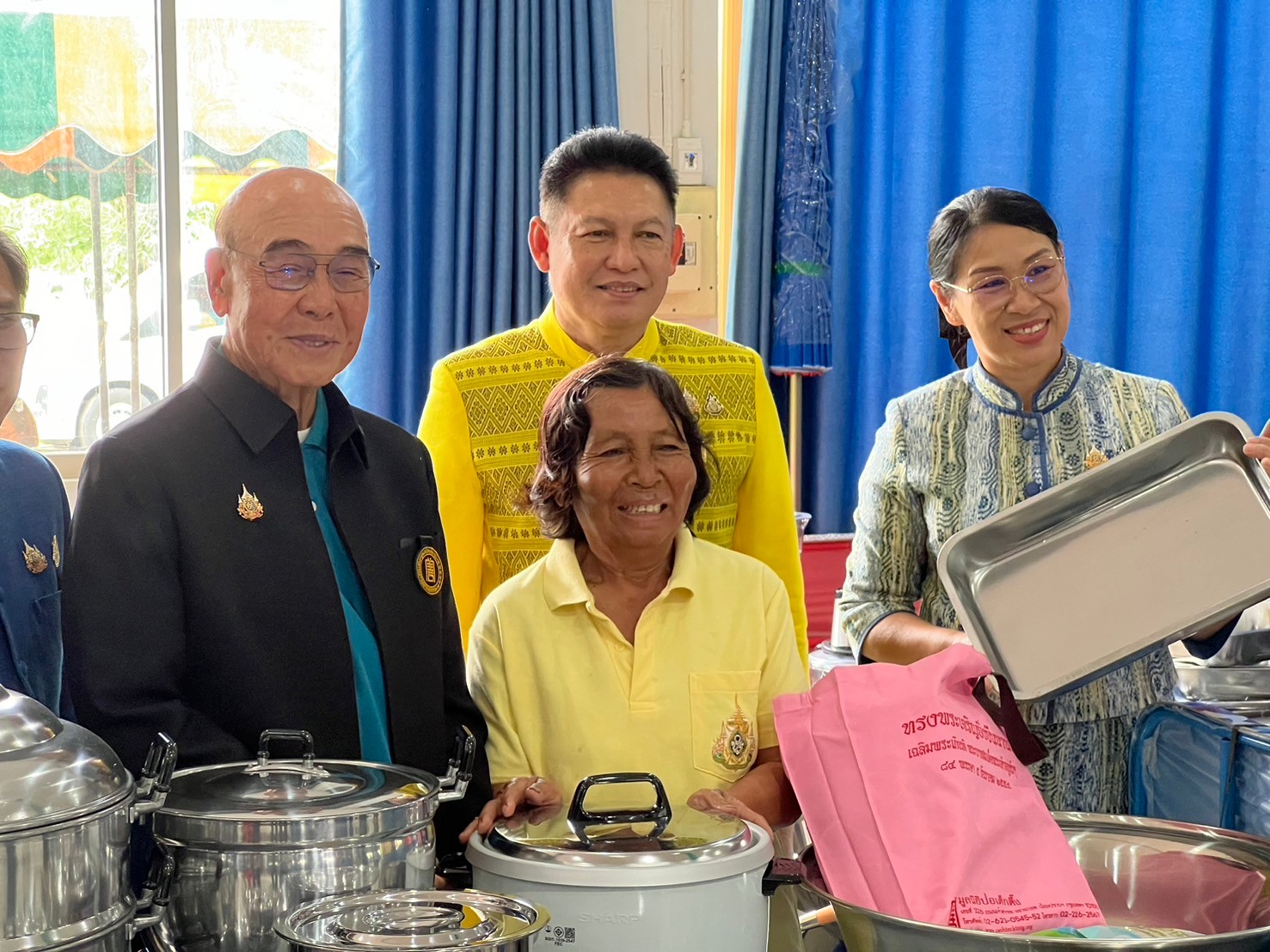 กรมการพัฒนาชุมชน กระทรวงมหาดไทย จับมือ มูลนิธิป่อเต็กตึ๊ง มอบอุปกรณ์การประกอบอาชีพช่วยเหลือครัวเรือนยากจน จังหวัดสกลนคร ภายใต้บันทึกข้อตกลงความร่วมมือการแก้ไขปัญหาความยากจนเชิงบูรณาการ