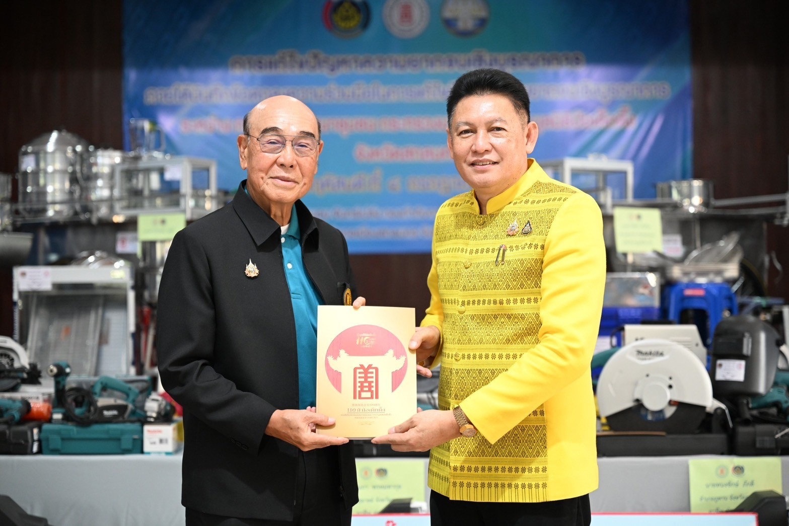 กรมการพัฒนาชุมชน กระทรวงมหาดไทย จับมือ มูลนิธิป่อเต็กตึ๊ง มอบอุปกรณ์การประกอบอาชีพช่วยเหลือครัวเรือนยากจน จังหวัดสกลนคร ภายใต้บันทึกข้อตกลงความร่วมมือการแก้ไขปัญหาความยากจนเชิงบูรณาการ