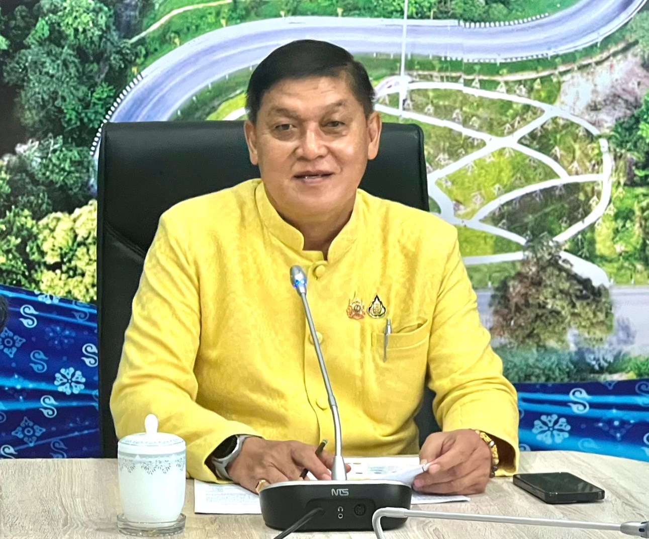 📢พช.สกลนคร : ประชุมคณะกรรมการคัดเลือกอาสาพัฒนาชุมชน (อสพ.) รุ่นที่ 76   🗓 วันพุธที่ 24 กรกฎาคม 2567 นายมนตรี ฮมแสน พัฒนาการจังหวัดสกลนคร ประชุมคณะกรรมการคัดเลือกอาสาพัฒนาชุมชน (อสพ.) รุ่นที่ 76  เพื่อชี้แจงขั้นตอนการปฏิบัติงานของคณะกรรมการและเจ้าหน้าที่ ที่ต้องปฏิบัติหน้าที่ ณ สนามสอบคัดเลือกบุคคลทั่วไปเพื่อแต่งตั้งเป็นอาสาพัฒนา (อสพ.) รุ่นที่ 76 ให้เข้าใจและปฏิบัติได้ถูกต้องเกี่ยวกับการจัดสอบ และการควบคุมให้เป็นไปด้วยความเรียบร้อย กรมการพัฒนาชุมชน กระทรวงมหาดไทย ได้กำหนดเปิดรับสมัครสอบคัดเลือกบุคคลเพื่อแต่งตั้งเป็นอาสาพัฒนา (อสพ.) รุ่นที่ 76 จำนวน 200 อัตรา ระหว่าง 10 – 16 กรกฎาคม 2567 โดยมีเป้าหมายเพื่อสร้างอาสาพัฒนาที่มีอุดมการณ์และมีจิตอาสาเข้าไปปฏิบัติงานร่วมกับประชาชนในพื้นที่ หมู่บ้าน ตำบล ในพื้นที่จังหวัดต่าง ๆ ทั่วประเทศ เพื่อร่วมกันขับเคลื่อนการพัฒนาเศรษฐกิจฐานรากให้มั่นคง ชุมชนเข้มแข็ง พึ่งตนเองได้อย่างยั่งยืน โดยการเปิดรับสมัครอาสาพัฒนา (อสพ.) ดังกล่าวจะต้องผ่านคุณสมบัติกระบวนการคัดเลือกการสัมภาษณ์ ผ่านการฝึกอบรมตามหลักสูตรการฝึกอบรมก่อนปฏิบัติงานอาสาพัฒนาตามที่กรมการพัฒนาชุมชนกำหนด สำหรับผู้ที่ผ่านการคัดเลือกแล้วจะได้รับค่าตอบแทนในอัตราเดือนละ 15,000 บาท นอกจากนี้ หากปฏิบัติงานครบ 1 ปีมีผลงานเป็นที่ยอมรับจะได้รับค่าตอบแทน ปลายปีเพิ่มอีก 5,000 บาท พร้อมวุฒิบัตร โดยปฏิบัติงานในพื้นที่จังหวัด ระยะเวลาทำงานระหว่างวันที่ 1 ตุลาคม 2567- 30 กันยายน 2568 ดำเนินการรับสมัครสอบอาสาพัฒนา (อสพ.) รุ่นที่ 76 ระหว่างวันที่ ระหว่าง 10 – 16 กรกฎาคม 2567 เวลา 08.30 – 16.30 น. มีผู้สมัครทั้งสิ้น 121 คน แยกเป็นเพศหญิงจำนวน 87 คน เพศชาย 34 คน  โดยประกาศรายชื่อผู้มีสิทธิ์เข้ารับการคัดเลือกเรียบร้อยแล้ว และกำหนดสอบข้อเขียน ในวันเสาร์ที่ 27 กรกฎาคม 2567 ณ มหาวิทยาลัยราชภัฏสกลนคร ทั้งนี้จะประกาศรายชื่อผู้มีสิทธิ์สอบสัมภาษณ์ (ผ่านข้อเขียนร้อยละ 60 ขึ้นไป) โดยจัดเรียงรายชื่อตามเลขประจำตัวสอบ ภายในวันที่    สอบสัมภาษณ์ ณ ห้องกองทุนพัฒนาบทบาทสตรี สำนักงานพัฒนาชุมชนจังหวัดสกลนคร ในวันที่ 2 สิงหาคม 2567 และประกาศขึ้นบัญชีรายชื่อผู้ผ่านการคัดเลือกอาสาพัฒนา (อสพ.) รุ่นที่ 76 และผู้สอบได้ลำดับสำรอง โดยเรียงคะแนนจากมากสุดไปน้อยสุด ทางเว็บไซต์สำนักงานพัฒนาชุมชนจังหวัดสกลนคร  ภายในวันที่ 5 สิงหาคม 2567 🌍💞เศรษฐกิจฐานรากมั่นคง ชุมชนเข้มแข็งอย่างยั่งยืน ด้วยหลักปรัชญาของเศรษฐกิจพอเพียง💞🌎 #MOI #กระทรวงมหาดไทย #บำบัดทุกข์บำรุงสุข #สำนักงานพัฒนาชุมชนจังหวัดสกลนคร #กรมการพัฒนาชุมชน #อสพ.รุ่นที่76 #ChangeforGood 📷 ภาพ : กลุ่มงานสารสนเทศการพัฒนาชุมชน ✒️ข่าว : กลุ่มงานสารสนเทศการพัฒนาชุมชน