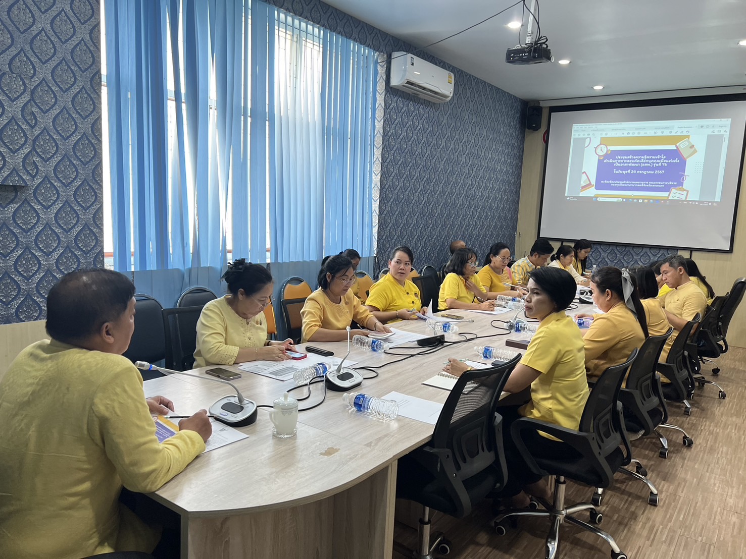📢พช.สกลนคร : ประชุมคณะกรรมการคัดเลือกอาสาพัฒนาชุมชน (อสพ.) รุ่นที่ 76   🗓 วันพุธที่ 24 กรกฎาคม 2567 นายมนตรี ฮมแสน พัฒนาการจังหวัดสกลนคร ประชุมคณะกรรมการคัดเลือกอาสาพัฒนาชุมชน (อสพ.) รุ่นที่ 76  เพื่อชี้แจงขั้นตอนการปฏิบัติงานของคณะกรรมการและเจ้าหน้าที่ ที่ต้องปฏิบัติหน้าที่ ณ สนามสอบคัดเลือกบุคคลทั่วไปเพื่อแต่งตั้งเป็นอาสาพัฒนา (อสพ.) รุ่นที่ 76 ให้เข้าใจและปฏิบัติได้ถูกต้องเกี่ยวกับการจัดสอบ และการควบคุมให้เป็นไปด้วยความเรียบร้อย กรมการพัฒนาชุมชน กระทรวงมหาดไทย ได้กำหนดเปิดรับสมัครสอบคัดเลือกบุคคลเพื่อแต่งตั้งเป็นอาสาพัฒนา (อสพ.) รุ่นที่ 76 จำนวน 200 อัตรา ระหว่าง 10 – 16 กรกฎาคม 2567 โดยมีเป้าหมายเพื่อสร้างอาสาพัฒนาที่มีอุดมการณ์และมีจิตอาสาเข้าไปปฏิบัติงานร่วมกับประชาชนในพื้นที่ หมู่บ้าน ตำบล ในพื้นที่จังหวัดต่าง ๆ ทั่วประเทศ เพื่อร่วมกันขับเคลื่อนการพัฒนาเศรษฐกิจฐานรากให้มั่นคง ชุมชนเข้มแข็ง พึ่งตนเองได้อย่างยั่งยืน โดยการเปิดรับสมัครอาสาพัฒนา (อสพ.) ดังกล่าวจะต้องผ่านคุณสมบัติกระบวนการคัดเลือกการสัมภาษณ์ ผ่านการฝึกอบรมตามหลักสูตรการฝึกอบรมก่อนปฏิบัติงานอาสาพัฒนาตามที่กรมการพัฒนาชุมชนกำหนด สำหรับผู้ที่ผ่านการคัดเลือกแล้วจะได้รับค่าตอบแทนในอัตราเดือนละ 15,000 บาท นอกจากนี้ หากปฏิบัติงานครบ 1 ปีมีผลงานเป็นที่ยอมรับจะได้รับค่าตอบแทน ปลายปีเพิ่มอีก 5,000 บาท พร้อมวุฒิบัตร โดยปฏิบัติงานในพื้นที่จังหวัด ระยะเวลาทำงานระหว่างวันที่ 1 ตุลาคม 2567- 30 กันยายน 2568 ดำเนินการรับสมัครสอบอาสาพัฒนา (อสพ.) รุ่นที่ 76 ระหว่างวันที่ ระหว่าง 10 – 16 กรกฎาคม 2567 เวลา 08.30 – 16.30 น. มีผู้สมัครทั้งสิ้น 121 คน แยกเป็นเพศหญิงจำนวน 87 คน เพศชาย 34 คน  โดยประกาศรายชื่อผู้มีสิทธิ์เข้ารับการคัดเลือกเรียบร้อยแล้ว และกำหนดสอบข้อเขียน ในวันเสาร์ที่ 27 กรกฎาคม 2567 ณ มหาวิทยาลัยราชภัฏสกลนคร ทั้งนี้จะประกาศรายชื่อผู้มีสิทธิ์สอบสัมภาษณ์ (ผ่านข้อเขียนร้อยละ 60 ขึ้นไป) โดยจัดเรียงรายชื่อตามเลขประจำตัวสอบ ภายในวันที่    สอบสัมภาษณ์ ณ ห้องกองทุนพัฒนาบทบาทสตรี สำนักงานพัฒนาชุมชนจังหวัดสกลนคร ในวันที่ 2 สิงหาคม 2567 และประกาศขึ้นบัญชีรายชื่อผู้ผ่านการคัดเลือกอาสาพัฒนา (อสพ.) รุ่นที่ 76 และผู้สอบได้ลำดับสำรอง โดยเรียงคะแนนจากมากสุดไปน้อยสุด ทางเว็บไซต์สำนักงานพัฒนาชุมชนจังหวัดสกลนคร  ภายในวันที่ 5 สิงหาคม 2567 🌍💞เศรษฐกิจฐานรากมั่นคง ชุมชนเข้มแข็งอย่างยั่งยืน ด้วยหลักปรัชญาของเศรษฐกิจพอเพียง💞🌎 #MOI #กระทรวงมหาดไทย #บำบัดทุกข์บำรุงสุข #สำนักงานพัฒนาชุมชนจังหวัดสกลนคร #กรมการพัฒนาชุมชน #อสพ.รุ่นที่76 #ChangeforGood 📷 ภาพ : กลุ่มงานสารสนเทศการพัฒนาชุมชน ✒️ข่าว : กลุ่มงานสารสนเทศการพัฒนาชุมชน