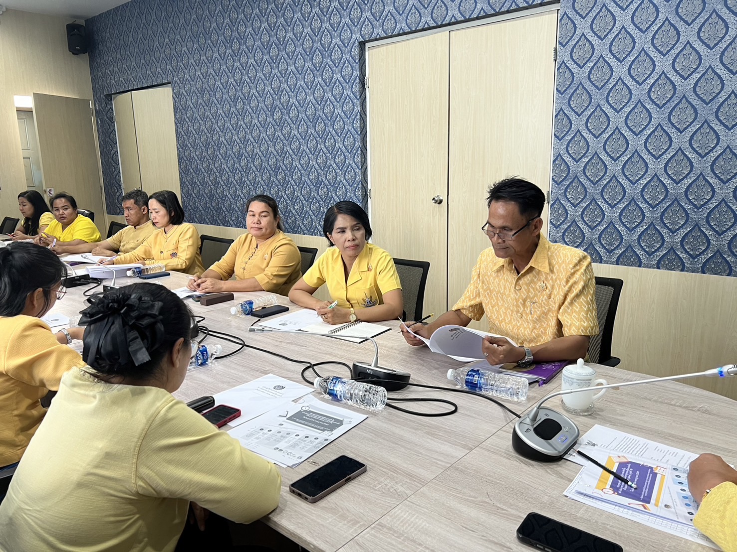 📢พช.สกลนคร : ประชุมคณะกรรมการคัดเลือกอาสาพัฒนาชุมชน (อสพ.) รุ่นที่ 76   🗓 วันพุธที่ 24 กรกฎาคม 2567 นายมนตรี ฮมแสน พัฒนาการจังหวัดสกลนคร ประชุมคณะกรรมการคัดเลือกอาสาพัฒนาชุมชน (อสพ.) รุ่นที่ 76  เพื่อชี้แจงขั้นตอนการปฏิบัติงานของคณะกรรมการและเจ้าหน้าที่ ที่ต้องปฏิบัติหน้าที่ ณ สนามสอบคัดเลือกบุคคลทั่วไปเพื่อแต่งตั้งเป็นอาสาพัฒนา (อสพ.) รุ่นที่ 76 ให้เข้าใจและปฏิบัติได้ถูกต้องเกี่ยวกับการจัดสอบ และการควบคุมให้เป็นไปด้วยความเรียบร้อย กรมการพัฒนาชุมชน กระทรวงมหาดไทย ได้กำหนดเปิดรับสมัครสอบคัดเลือกบุคคลเพื่อแต่งตั้งเป็นอาสาพัฒนา (อสพ.) รุ่นที่ 76 จำนวน 200 อัตรา ระหว่าง 10 – 16 กรกฎาคม 2567 โดยมีเป้าหมายเพื่อสร้างอาสาพัฒนาที่มีอุดมการณ์และมีจิตอาสาเข้าไปปฏิบัติงานร่วมกับประชาชนในพื้นที่ หมู่บ้าน ตำบล ในพื้นที่จังหวัดต่าง ๆ ทั่วประเทศ เพื่อร่วมกันขับเคลื่อนการพัฒนาเศรษฐกิจฐานรากให้มั่นคง ชุมชนเข้มแข็ง พึ่งตนเองได้อย่างยั่งยืน โดยการเปิดรับสมัครอาสาพัฒนา (อสพ.) ดังกล่าวจะต้องผ่านคุณสมบัติกระบวนการคัดเลือกการสัมภาษณ์ ผ่านการฝึกอบรมตามหลักสูตรการฝึกอบรมก่อนปฏิบัติงานอาสาพัฒนาตามที่กรมการพัฒนาชุมชนกำหนด สำหรับผู้ที่ผ่านการคัดเลือกแล้วจะได้รับค่าตอบแทนในอัตราเดือนละ 15,000 บาท นอกจากนี้ หากปฏิบัติงานครบ 1 ปีมีผลงานเป็นที่ยอมรับจะได้รับค่าตอบแทน ปลายปีเพิ่มอีก 5,000 บาท พร้อมวุฒิบัตร โดยปฏิบัติงานในพื้นที่จังหวัด ระยะเวลาทำงานระหว่างวันที่ 1 ตุลาคม 2567- 30 กันยายน 2568 ดำเนินการรับสมัครสอบอาสาพัฒนา (อสพ.) รุ่นที่ 76 ระหว่างวันที่ ระหว่าง 10 – 16 กรกฎาคม 2567 เวลา 08.30 – 16.30 น. มีผู้สมัครทั้งสิ้น 121 คน แยกเป็นเพศหญิงจำนวน 87 คน เพศชาย 34 คน  โดยประกาศรายชื่อผู้มีสิทธิ์เข้ารับการคัดเลือกเรียบร้อยแล้ว และกำหนดสอบข้อเขียน ในวันเสาร์ที่ 27 กรกฎาคม 2567 ณ มหาวิทยาลัยราชภัฏสกลนคร ทั้งนี้จะประกาศรายชื่อผู้มีสิทธิ์สอบสัมภาษณ์ (ผ่านข้อเขียนร้อยละ 60 ขึ้นไป) โดยจัดเรียงรายชื่อตามเลขประจำตัวสอบ ภายในวันที่    สอบสัมภาษณ์ ณ ห้องกองทุนพัฒนาบทบาทสตรี สำนักงานพัฒนาชุมชนจังหวัดสกลนคร ในวันที่ 2 สิงหาคม 2567 และประกาศขึ้นบัญชีรายชื่อผู้ผ่านการคัดเลือกอาสาพัฒนา (อสพ.) รุ่นที่ 76 และผู้สอบได้ลำดับสำรอง โดยเรียงคะแนนจากมากสุดไปน้อยสุด ทางเว็บไซต์สำนักงานพัฒนาชุมชนจังหวัดสกลนคร  ภายในวันที่ 5 สิงหาคม 2567 🌍💞เศรษฐกิจฐานรากมั่นคง ชุมชนเข้มแข็งอย่างยั่งยืน ด้วยหลักปรัชญาของเศรษฐกิจพอเพียง💞🌎 #MOI #กระทรวงมหาดไทย #บำบัดทุกข์บำรุงสุข #สำนักงานพัฒนาชุมชนจังหวัดสกลนคร #กรมการพัฒนาชุมชน #อสพ.รุ่นที่76 #ChangeforGood 📷 ภาพ : กลุ่มงานสารสนเทศการพัฒนาชุมชน ✒️ข่าว : กลุ่มงานสารสนเทศการพัฒนาชุมชน