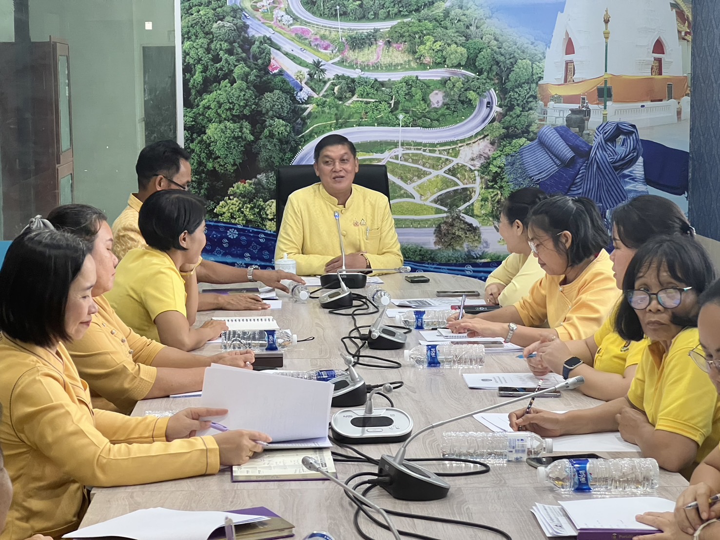 📢พช.สกลนคร : ประชุมคณะกรรมการคัดเลือกอาสาพัฒนาชุมชน (อสพ.) รุ่นที่ 76   🗓 วันพุธที่ 24 กรกฎาคม 2567 นายมนตรี ฮมแสน พัฒนาการจังหวัดสกลนคร ประชุมคณะกรรมการคัดเลือกอาสาพัฒนาชุมชน (อสพ.) รุ่นที่ 76  เพื่อชี้แจงขั้นตอนการปฏิบัติงานของคณะกรรมการและเจ้าหน้าที่ ที่ต้องปฏิบัติหน้าที่ ณ สนามสอบคัดเลือกบุคคลทั่วไปเพื่อแต่งตั้งเป็นอาสาพัฒนา (อสพ.) รุ่นที่ 76 ให้เข้าใจและปฏิบัติได้ถูกต้องเกี่ยวกับการจัดสอบ และการควบคุมให้เป็นไปด้วยความเรียบร้อย กรมการพัฒนาชุมชน กระทรวงมหาดไทย ได้กำหนดเปิดรับสมัครสอบคัดเลือกบุคคลเพื่อแต่งตั้งเป็นอาสาพัฒนา (อสพ.) รุ่นที่ 76 จำนวน 200 อัตรา ระหว่าง 10 – 16 กรกฎาคม 2567 โดยมีเป้าหมายเพื่อสร้างอาสาพัฒนาที่มีอุดมการณ์และมีจิตอาสาเข้าไปปฏิบัติงานร่วมกับประชาชนในพื้นที่ หมู่บ้าน ตำบล ในพื้นที่จังหวัดต่าง ๆ ทั่วประเทศ เพื่อร่วมกันขับเคลื่อนการพัฒนาเศรษฐกิจฐานรากให้มั่นคง ชุมชนเข้มแข็ง พึ่งตนเองได้อย่างยั่งยืน โดยการเปิดรับสมัครอาสาพัฒนา (อสพ.) ดังกล่าวจะต้องผ่านคุณสมบัติกระบวนการคัดเลือกการสัมภาษณ์ ผ่านการฝึกอบรมตามหลักสูตรการฝึกอบรมก่อนปฏิบัติงานอาสาพัฒนาตามที่กรมการพัฒนาชุมชนกำหนด สำหรับผู้ที่ผ่านการคัดเลือกแล้วจะได้รับค่าตอบแทนในอัตราเดือนละ 15,000 บาท นอกจากนี้ หากปฏิบัติงานครบ 1 ปีมีผลงานเป็นที่ยอมรับจะได้รับค่าตอบแทน ปลายปีเพิ่มอีก 5,000 บาท พร้อมวุฒิบัตร โดยปฏิบัติงานในพื้นที่จังหวัด ระยะเวลาทำงานระหว่างวันที่ 1 ตุลาคม 2567- 30 กันยายน 2568 ดำเนินการรับสมัครสอบอาสาพัฒนา (อสพ.) รุ่นที่ 76 ระหว่างวันที่ ระหว่าง 10 – 16 กรกฎาคม 2567 เวลา 08.30 – 16.30 น. มีผู้สมัครทั้งสิ้น 121 คน แยกเป็นเพศหญิงจำนวน 87 คน เพศชาย 34 คน  โดยประกาศรายชื่อผู้มีสิทธิ์เข้ารับการคัดเลือกเรียบร้อยแล้ว และกำหนดสอบข้อเขียน ในวันเสาร์ที่ 27 กรกฎาคม 2567 ณ มหาวิทยาลัยราชภัฏสกลนคร ทั้งนี้จะประกาศรายชื่อผู้มีสิทธิ์สอบสัมภาษณ์ (ผ่านข้อเขียนร้อยละ 60 ขึ้นไป) โดยจัดเรียงรายชื่อตามเลขประจำตัวสอบ ภายในวันที่    สอบสัมภาษณ์ ณ ห้องกองทุนพัฒนาบทบาทสตรี สำนักงานพัฒนาชุมชนจังหวัดสกลนคร ในวันที่ 2 สิงหาคม 2567 และประกาศขึ้นบัญชีรายชื่อผู้ผ่านการคัดเลือกอาสาพัฒนา (อสพ.) รุ่นที่ 76 และผู้สอบได้ลำดับสำรอง โดยเรียงคะแนนจากมากสุดไปน้อยสุด ทางเว็บไซต์สำนักงานพัฒนาชุมชนจังหวัดสกลนคร  ภายในวันที่ 5 สิงหาคม 2567 🌍💞เศรษฐกิจฐานรากมั่นคง ชุมชนเข้มแข็งอย่างยั่งยืน ด้วยหลักปรัชญาของเศรษฐกิจพอเพียง💞🌎 #MOI #กระทรวงมหาดไทย #บำบัดทุกข์บำรุงสุข #สำนักงานพัฒนาชุมชนจังหวัดสกลนคร #กรมการพัฒนาชุมชน #อสพ.รุ่นที่76 #ChangeforGood 📷 ภาพ : กลุ่มงานสารสนเทศการพัฒนาชุมชน ✒️ข่าว : กลุ่มงานสารสนเทศการพัฒนาชุมชน