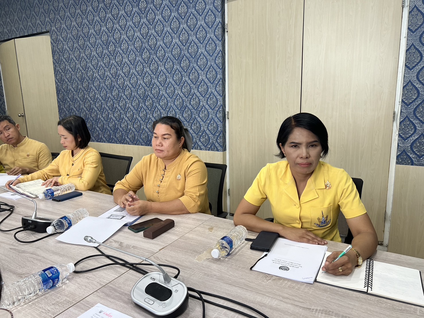 📢พช.สกลนคร : ประชุมคณะกรรมการคัดเลือกอาสาพัฒนาชุมชน (อสพ.) รุ่นที่ 76   🗓 วันพุธที่ 24 กรกฎาคม 2567 นายมนตรี ฮมแสน พัฒนาการจังหวัดสกลนคร ประชุมคณะกรรมการคัดเลือกอาสาพัฒนาชุมชน (อสพ.) รุ่นที่ 76  เพื่อชี้แจงขั้นตอนการปฏิบัติงานของคณะกรรมการและเจ้าหน้าที่ ที่ต้องปฏิบัติหน้าที่ ณ สนามสอบคัดเลือกบุคคลทั่วไปเพื่อแต่งตั้งเป็นอาสาพัฒนา (อสพ.) รุ่นที่ 76 ให้เข้าใจและปฏิบัติได้ถูกต้องเกี่ยวกับการจัดสอบ และการควบคุมให้เป็นไปด้วยความเรียบร้อย กรมการพัฒนาชุมชน กระทรวงมหาดไทย ได้กำหนดเปิดรับสมัครสอบคัดเลือกบุคคลเพื่อแต่งตั้งเป็นอาสาพัฒนา (อสพ.) รุ่นที่ 76 จำนวน 200 อัตรา ระหว่าง 10 – 16 กรกฎาคม 2567 โดยมีเป้าหมายเพื่อสร้างอาสาพัฒนาที่มีอุดมการณ์และมีจิตอาสาเข้าไปปฏิบัติงานร่วมกับประชาชนในพื้นที่ หมู่บ้าน ตำบล ในพื้นที่จังหวัดต่าง ๆ ทั่วประเทศ เพื่อร่วมกันขับเคลื่อนการพัฒนาเศรษฐกิจฐานรากให้มั่นคง ชุมชนเข้มแข็ง พึ่งตนเองได้อย่างยั่งยืน โดยการเปิดรับสมัครอาสาพัฒนา (อสพ.) ดังกล่าวจะต้องผ่านคุณสมบัติกระบวนการคัดเลือกการสัมภาษณ์ ผ่านการฝึกอบรมตามหลักสูตรการฝึกอบรมก่อนปฏิบัติงานอาสาพัฒนาตามที่กรมการพัฒนาชุมชนกำหนด สำหรับผู้ที่ผ่านการคัดเลือกแล้วจะได้รับค่าตอบแทนในอัตราเดือนละ 15,000 บาท นอกจากนี้ หากปฏิบัติงานครบ 1 ปีมีผลงานเป็นที่ยอมรับจะได้รับค่าตอบแทน ปลายปีเพิ่มอีก 5,000 บาท พร้อมวุฒิบัตร โดยปฏิบัติงานในพื้นที่จังหวัด ระยะเวลาทำงานระหว่างวันที่ 1 ตุลาคม 2567- 30 กันยายน 2568 ดำเนินการรับสมัครสอบอาสาพัฒนา (อสพ.) รุ่นที่ 76 ระหว่างวันที่ ระหว่าง 10 – 16 กรกฎาคม 2567 เวลา 08.30 – 16.30 น. มีผู้สมัครทั้งสิ้น 121 คน แยกเป็นเพศหญิงจำนวน 87 คน เพศชาย 34 คน  โดยประกาศรายชื่อผู้มีสิทธิ์เข้ารับการคัดเลือกเรียบร้อยแล้ว และกำหนดสอบข้อเขียน ในวันเสาร์ที่ 27 กรกฎาคม 2567 ณ มหาวิทยาลัยราชภัฏสกลนคร ทั้งนี้จะประกาศรายชื่อผู้มีสิทธิ์สอบสัมภาษณ์ (ผ่านข้อเขียนร้อยละ 60 ขึ้นไป) โดยจัดเรียงรายชื่อตามเลขประจำตัวสอบ ภายในวันที่    สอบสัมภาษณ์ ณ ห้องกองทุนพัฒนาบทบาทสตรี สำนักงานพัฒนาชุมชนจังหวัดสกลนคร ในวันที่ 2 สิงหาคม 2567 และประกาศขึ้นบัญชีรายชื่อผู้ผ่านการคัดเลือกอาสาพัฒนา (อสพ.) รุ่นที่ 76 และผู้สอบได้ลำดับสำรอง โดยเรียงคะแนนจากมากสุดไปน้อยสุด ทางเว็บไซต์สำนักงานพัฒนาชุมชนจังหวัดสกลนคร  ภายในวันที่ 5 สิงหาคม 2567 🌍💞เศรษฐกิจฐานรากมั่นคง ชุมชนเข้มแข็งอย่างยั่งยืน ด้วยหลักปรัชญาของเศรษฐกิจพอเพียง💞🌎 #MOI #กระทรวงมหาดไทย #บำบัดทุกข์บำรุงสุข #สำนักงานพัฒนาชุมชนจังหวัดสกลนคร #กรมการพัฒนาชุมชน #อสพ.รุ่นที่76 #ChangeforGood 📷 ภาพ : กลุ่มงานสารสนเทศการพัฒนาชุมชน ✒️ข่าว : กลุ่มงานสารสนเทศการพัฒนาชุมชน
