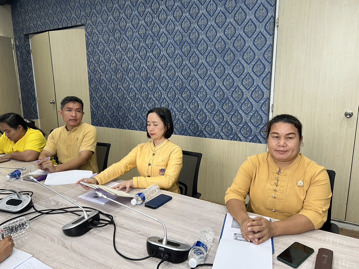 📢พช.สกลนคร : ประชุมคณะกรรมการคัดเลือกอาสาพัฒนาชุมชน (อสพ.) รุ่นที่ 76   🗓 วันพุธที่ 24 กรกฎาคม 2567 นายมนตรี ฮมแสน พัฒนาการจังหวัดสกลนคร ประชุมคณะกรรมการคัดเลือกอาสาพัฒนาชุมชน (อสพ.) รุ่นที่ 76  เพื่อชี้แจงขั้นตอนการปฏิบัติงานของคณะกรรมการและเจ้าหน้าที่ ที่ต้องปฏิบัติหน้าที่ ณ สนามสอบคัดเลือกบุคคลทั่วไปเพื่อแต่งตั้งเป็นอาสาพัฒนา (อสพ.) รุ่นที่ 76 ให้เข้าใจและปฏิบัติได้ถูกต้องเกี่ยวกับการจัดสอบ และการควบคุมให้เป็นไปด้วยความเรียบร้อย กรมการพัฒนาชุมชน กระทรวงมหาดไทย ได้กำหนดเปิดรับสมัครสอบคัดเลือกบุคคลเพื่อแต่งตั้งเป็นอาสาพัฒนา (อสพ.) รุ่นที่ 76 จำนวน 200 อัตรา ระหว่าง 10 – 16 กรกฎาคม 2567 โดยมีเป้าหมายเพื่อสร้างอาสาพัฒนาที่มีอุดมการณ์และมีจิตอาสาเข้าไปปฏิบัติงานร่วมกับประชาชนในพื้นที่ หมู่บ้าน ตำบล ในพื้นที่จังหวัดต่าง ๆ ทั่วประเทศ เพื่อร่วมกันขับเคลื่อนการพัฒนาเศรษฐกิจฐานรากให้มั่นคง ชุมชนเข้มแข็ง พึ่งตนเองได้อย่างยั่งยืน โดยการเปิดรับสมัครอาสาพัฒนา (อสพ.) ดังกล่าวจะต้องผ่านคุณสมบัติกระบวนการคัดเลือกการสัมภาษณ์ ผ่านการฝึกอบรมตามหลักสูตรการฝึกอบรมก่อนปฏิบัติงานอาสาพัฒนาตามที่กรมการพัฒนาชุมชนกำหนด สำหรับผู้ที่ผ่านการคัดเลือกแล้วจะได้รับค่าตอบแทนในอัตราเดือนละ 15,000 บาท นอกจากนี้ หากปฏิบัติงานครบ 1 ปีมีผลงานเป็นที่ยอมรับจะได้รับค่าตอบแทน ปลายปีเพิ่มอีก 5,000 บาท พร้อมวุฒิบัตร โดยปฏิบัติงานในพื้นที่จังหวัด ระยะเวลาทำงานระหว่างวันที่ 1 ตุลาคม 2567- 30 กันยายน 2568 ดำเนินการรับสมัครสอบอาสาพัฒนา (อสพ.) รุ่นที่ 76 ระหว่างวันที่ ระหว่าง 10 – 16 กรกฎาคม 2567 เวลา 08.30 – 16.30 น. มีผู้สมัครทั้งสิ้น 121 คน แยกเป็นเพศหญิงจำนวน 87 คน เพศชาย 34 คน  โดยประกาศรายชื่อผู้มีสิทธิ์เข้ารับการคัดเลือกเรียบร้อยแล้ว และกำหนดสอบข้อเขียน ในวันเสาร์ที่ 27 กรกฎาคม 2567 ณ มหาวิทยาลัยราชภัฏสกลนคร ทั้งนี้จะประกาศรายชื่อผู้มีสิทธิ์สอบสัมภาษณ์ (ผ่านข้อเขียนร้อยละ 60 ขึ้นไป) โดยจัดเรียงรายชื่อตามเลขประจำตัวสอบ ภายในวันที่    สอบสัมภาษณ์ ณ ห้องกองทุนพัฒนาบทบาทสตรี สำนักงานพัฒนาชุมชนจังหวัดสกลนคร ในวันที่ 2 สิงหาคม 2567 และประกาศขึ้นบัญชีรายชื่อผู้ผ่านการคัดเลือกอาสาพัฒนา (อสพ.) รุ่นที่ 76 และผู้สอบได้ลำดับสำรอง โดยเรียงคะแนนจากมากสุดไปน้อยสุด ทางเว็บไซต์สำนักงานพัฒนาชุมชนจังหวัดสกลนคร  ภายในวันที่ 5 สิงหาคม 2567 🌍💞เศรษฐกิจฐานรากมั่นคง ชุมชนเข้มแข็งอย่างยั่งยืน ด้วยหลักปรัชญาของเศรษฐกิจพอเพียง💞🌎 #MOI #กระทรวงมหาดไทย #บำบัดทุกข์บำรุงสุข #สำนักงานพัฒนาชุมชนจังหวัดสกลนคร #กรมการพัฒนาชุมชน #อสพ.รุ่นที่76 #ChangeforGood 📷 ภาพ : กลุ่มงานสารสนเทศการพัฒนาชุมชน ✒️ข่าว : กลุ่มงานสารสนเทศการพัฒนาชุมชน