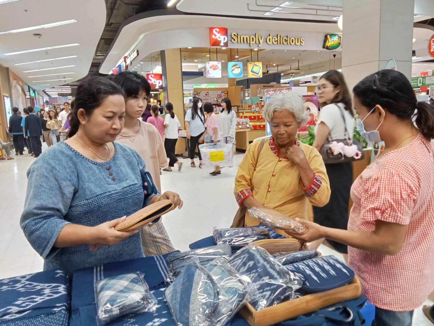 📢 📢 พช. สกลนคร ยกทัพผู้ผลิตผู้ประกอบอาหารปลอดภัย ผลิตภัณฑ์ชุมชน OTOP ร่วมจำหน่ายสินค้าตามโครงการส่งเสริมการสร้างรายได้จากกิจการอาหารปลอดภัย 📌 ณ ศูนย์การค้าโรบินสัน ไลฟ์สไตน์สกลนคร