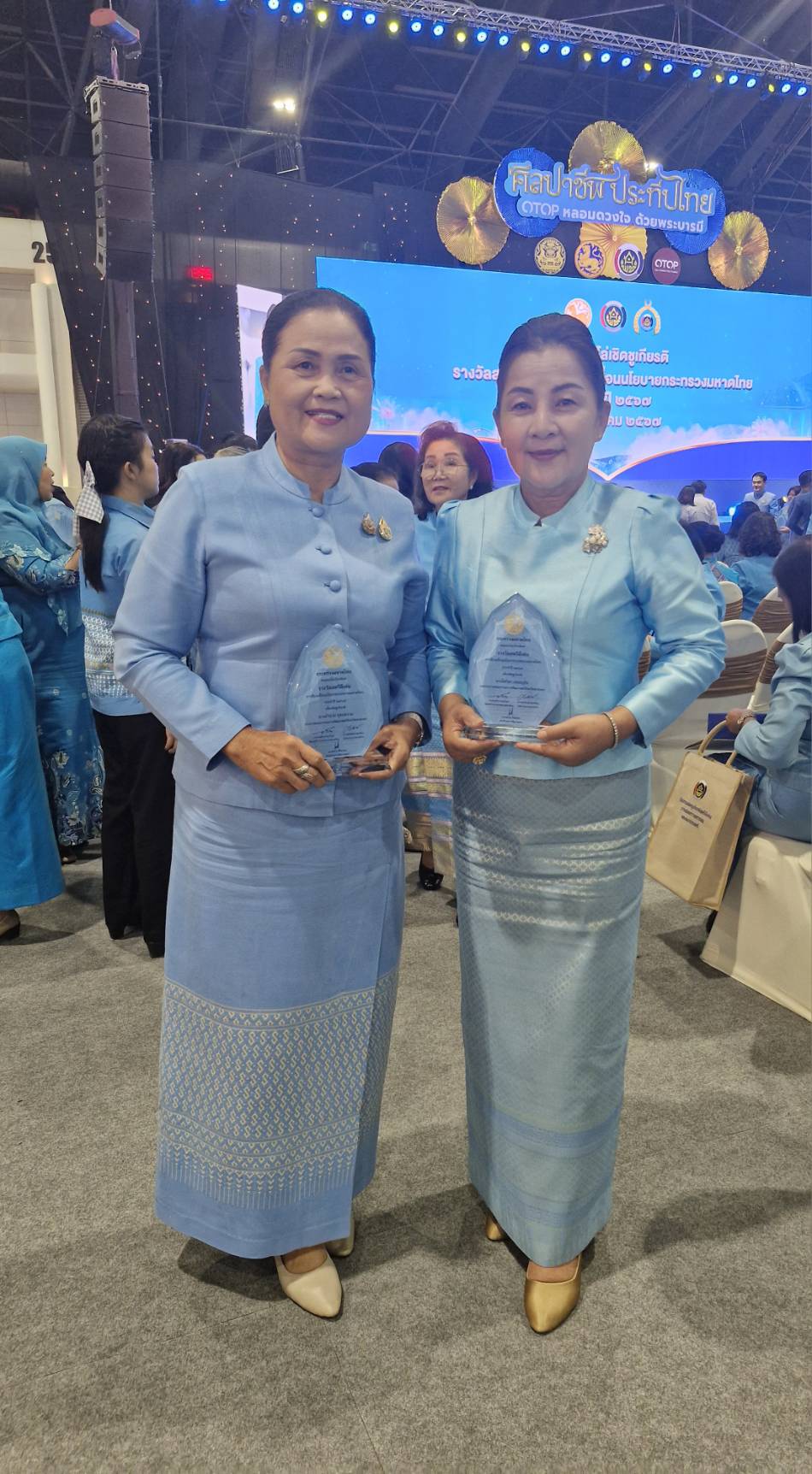 พช.สกลนคร ร่วมสัมมนาถอดบทเรียนความสำเร็จการขับเคลื่อนกิจกรรมตามภารกิจองค์กรสตรีและกิจกรรมเชิดชูเกียรติสตรีดีเด่นการขับเคลื่อนการขจัดความยากจนขององค์กรสตรี ระหว่างวันที่ 13-14 สิงหาคม 2567 ณ โรงแรมที เค พาเลซ แอนด์ คอนเนชั่น เขตหลักสี่ กรุงเทพฯ และ ณ ศูนย์แสดงสินค้าและการประชุมอิมแพ็ค เมืองทองธานี ปากเกล็ด นนทบุรี