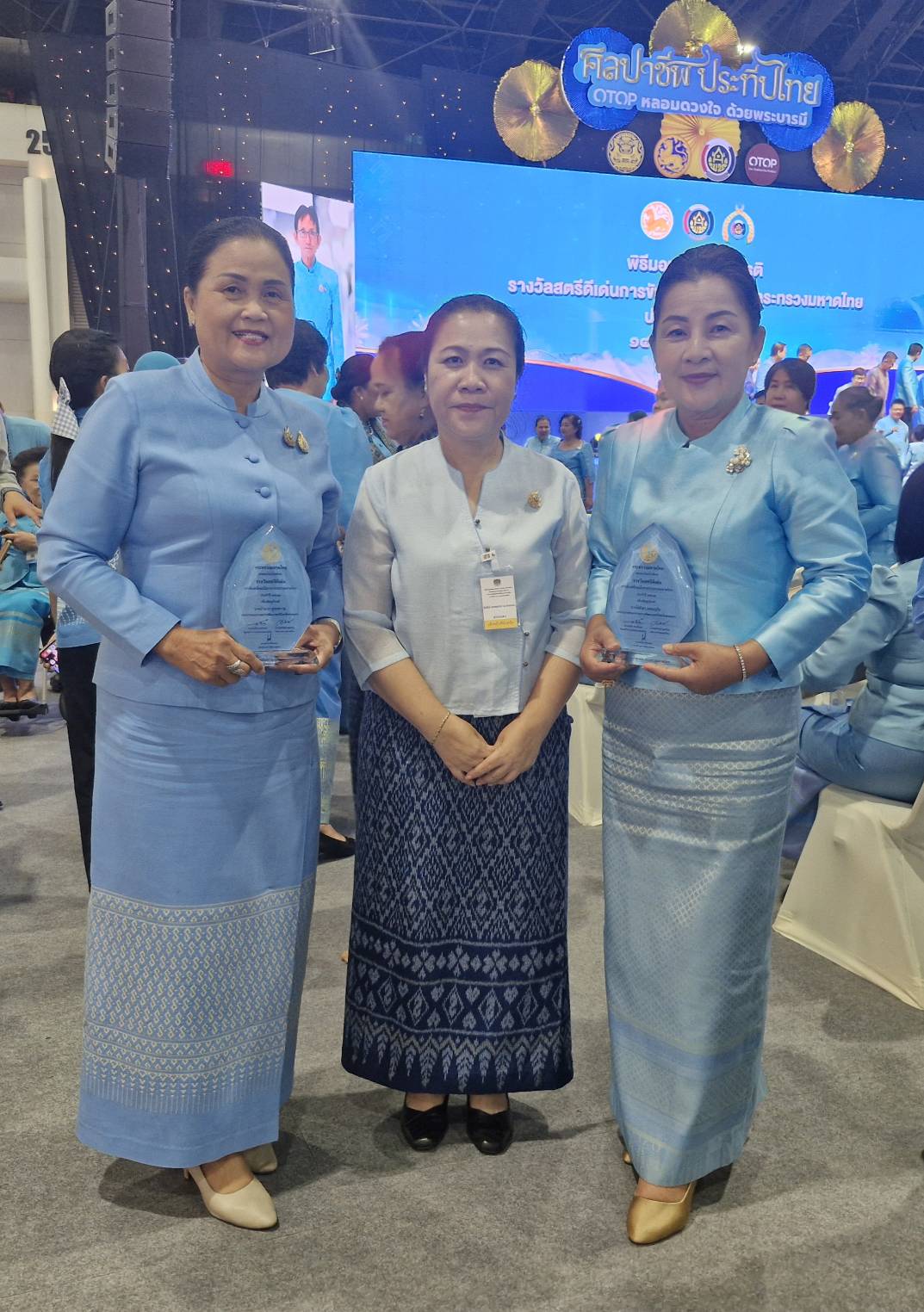 พช.สกลนคร ร่วมสัมมนาถอดบทเรียนความสำเร็จการขับเคลื่อนกิจกรรมตามภารกิจองค์กรสตรีและกิจกรรมเชิดชูเกียรติสตรีดีเด่นการขับเคลื่อนการขจัดความยากจนขององค์กรสตรี ระหว่างวันที่ 13-14 สิงหาคม 2567 ณ โรงแรมที เค พาเลซ แอนด์ คอนเนชั่น เขตหลักสี่ กรุงเทพฯ และ ณ ศูนย์แสดงสินค้าและการประชุมอิมแพ็ค เมืองทองธานี ปากเกล็ด นนทบุรี
