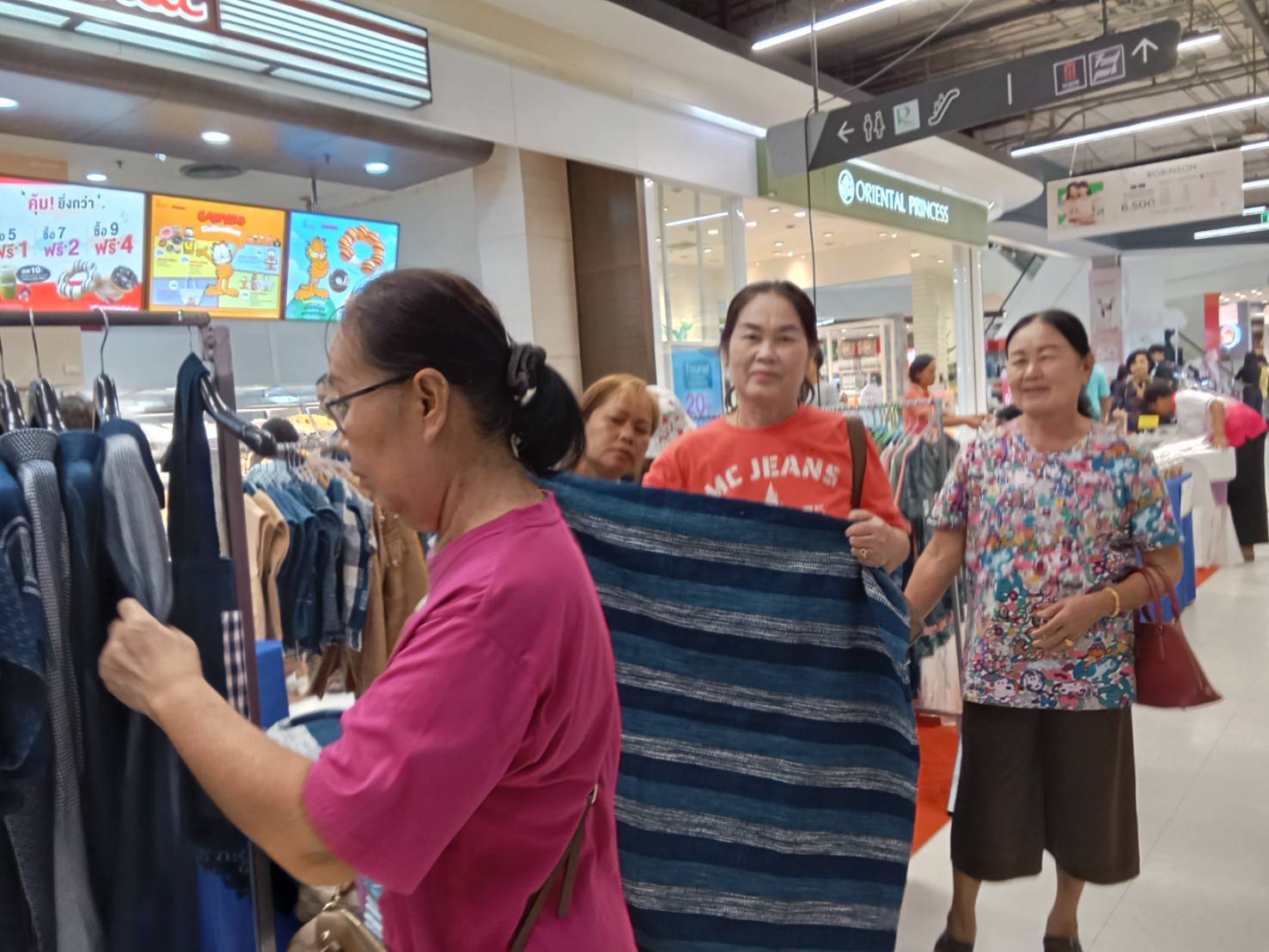 📢 📢 พช. สกลนคร ยกทัพผู้ผลิตผู้ประกอบอาหารปลอดภัย ผลิตภัณฑ์ชุมชน OTOP ร่วมจำหน่ายสินค้าตามโครงการส่งเสริมการสร้างรายได้จากกิจการอาหารปลอดภัย 📌 ณ ศูนย์การค้าโรบินสัน ไลฟ์สไตน์สกลนคร