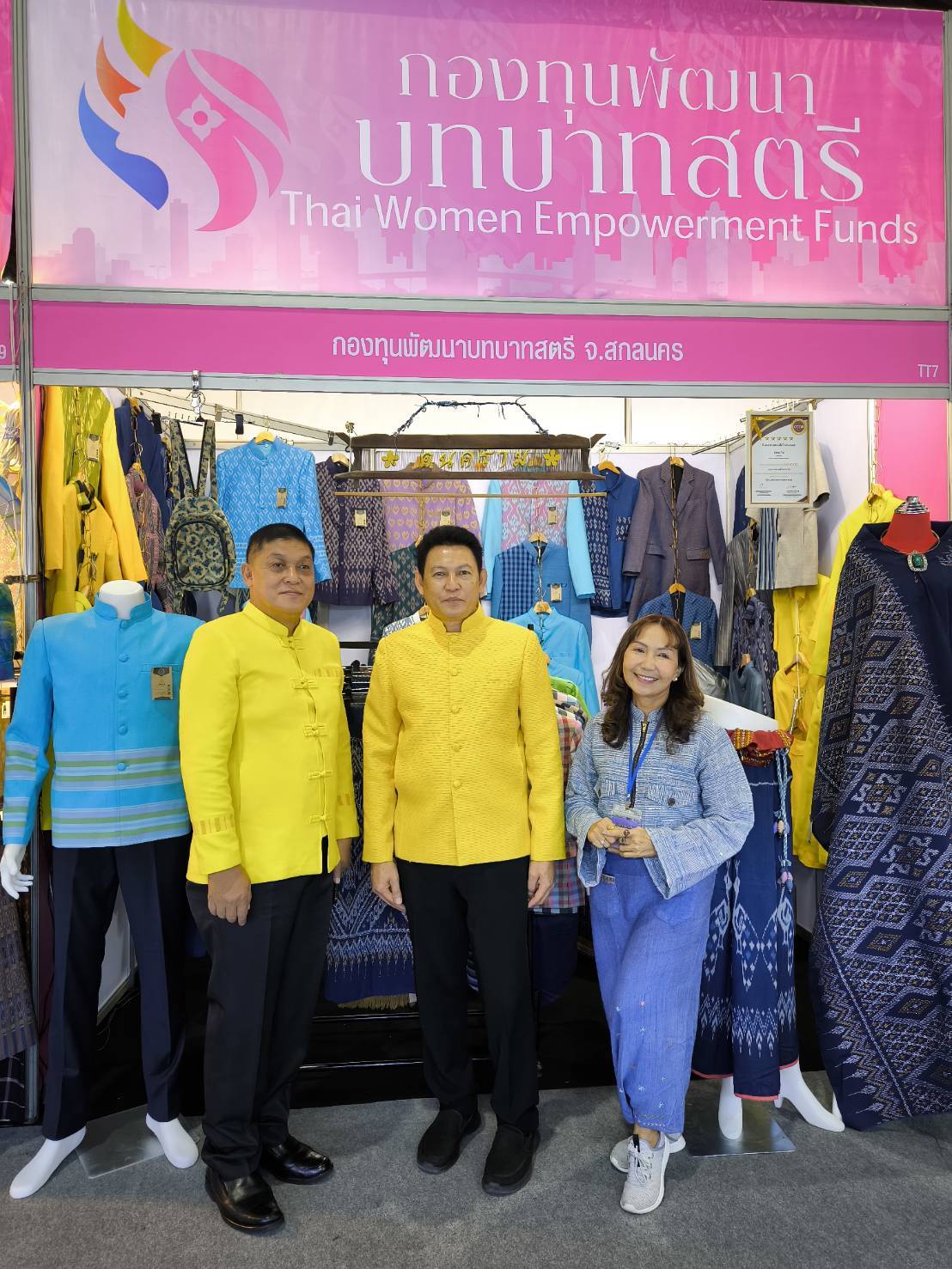 📢พจ.สกลนคร ให้กำลังใจ ผู้ผลิต ผู้ประกอบการในงาน “ศิลปาชีพ ประทีปไทย OTOP หลอมดวงใจ ด้วยพระบารมี”💞💞