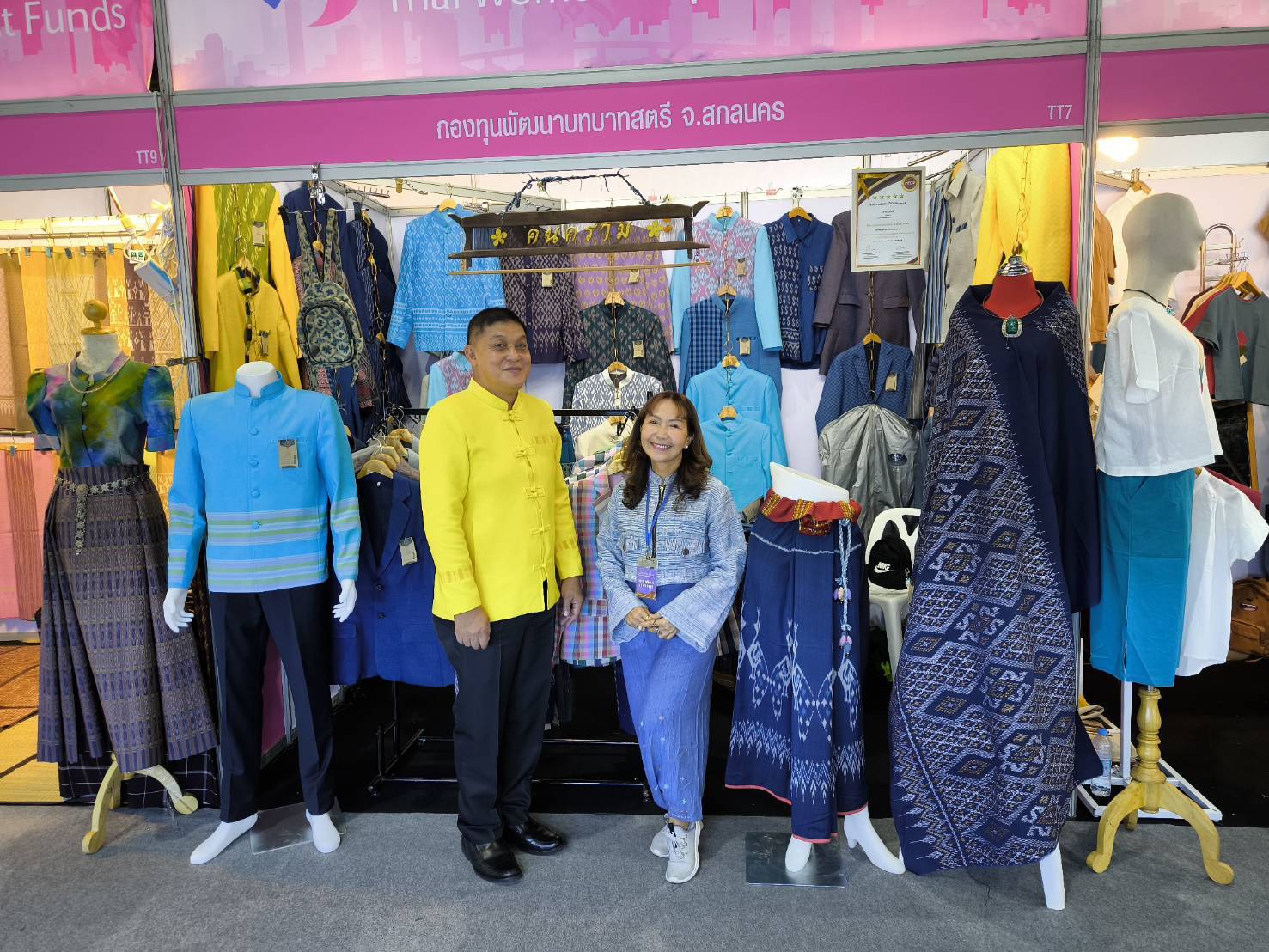 📢พจ.สกลนคร ให้กำลังใจ ผู้ผลิต ผู้ประกอบการในงาน “ศิลปาชีพ ประทีปไทย OTOP หลอมดวงใจ ด้วยพระบารมี”💞💞