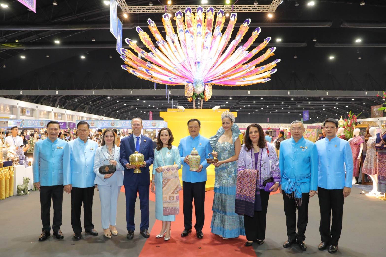 มท.1 เปิดงาน “ศิลปาชีพประทีปไทย OTOP หลอมดวงใจ ด้วยพระบารมี”