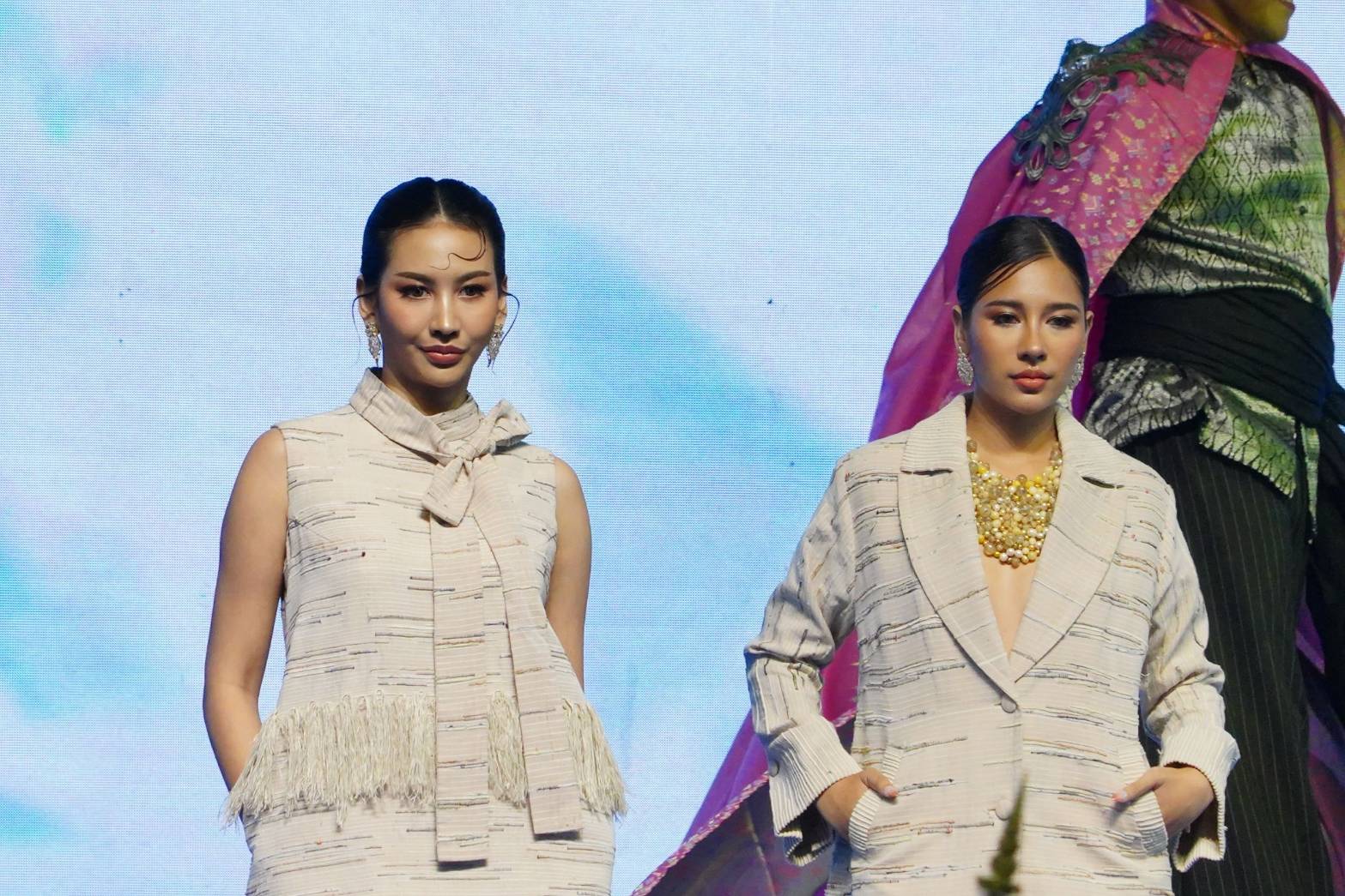 มท.1 เปิดงาน “ศิลปาชีพประทีปไทย OTOP หลอมดวงใจ ด้วยพระบารมี”
