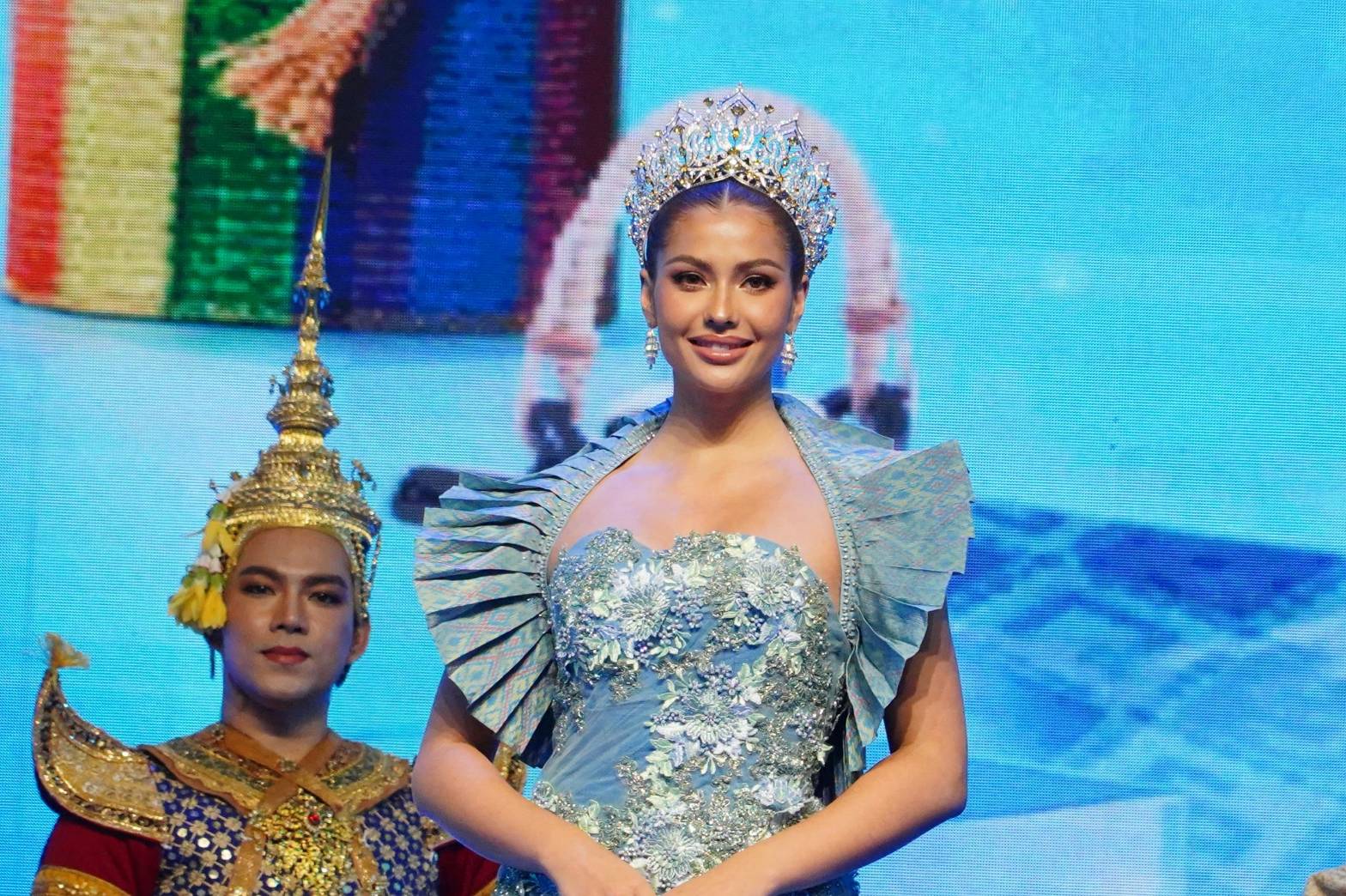 มท.1 เปิดงาน “ศิลปาชีพประทีปไทย OTOP หลอมดวงใจ ด้วยพระบารมี”