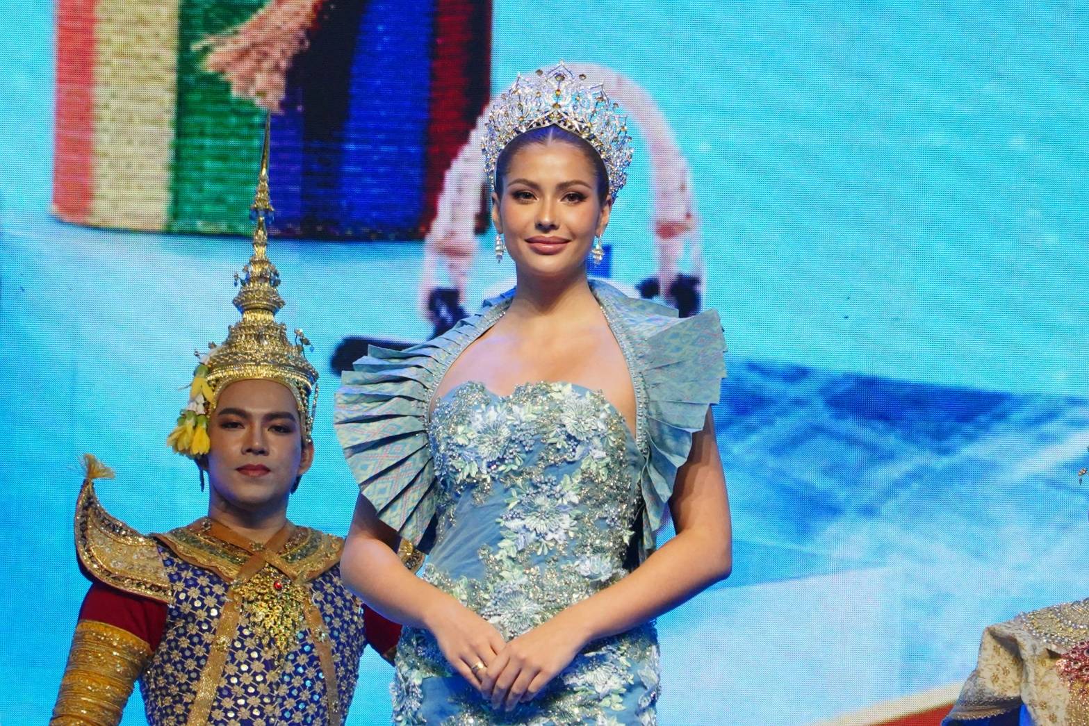 มท.1 เปิดงาน “ศิลปาชีพประทีปไทย OTOP หลอมดวงใจ ด้วยพระบารมี”