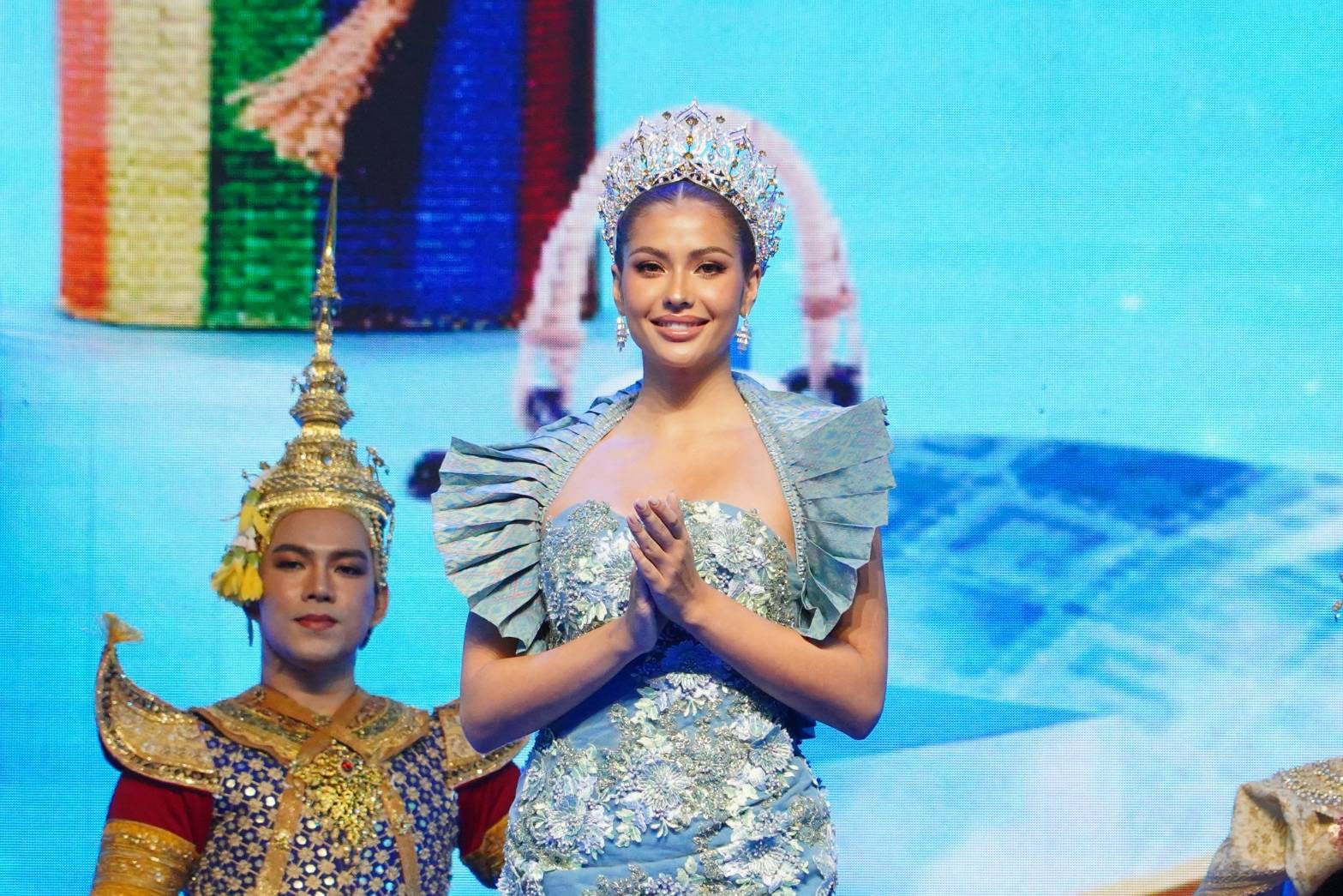 มท.1 เปิดงาน “ศิลปาชีพประทีปไทย OTOP หลอมดวงใจ ด้วยพระบารมี”