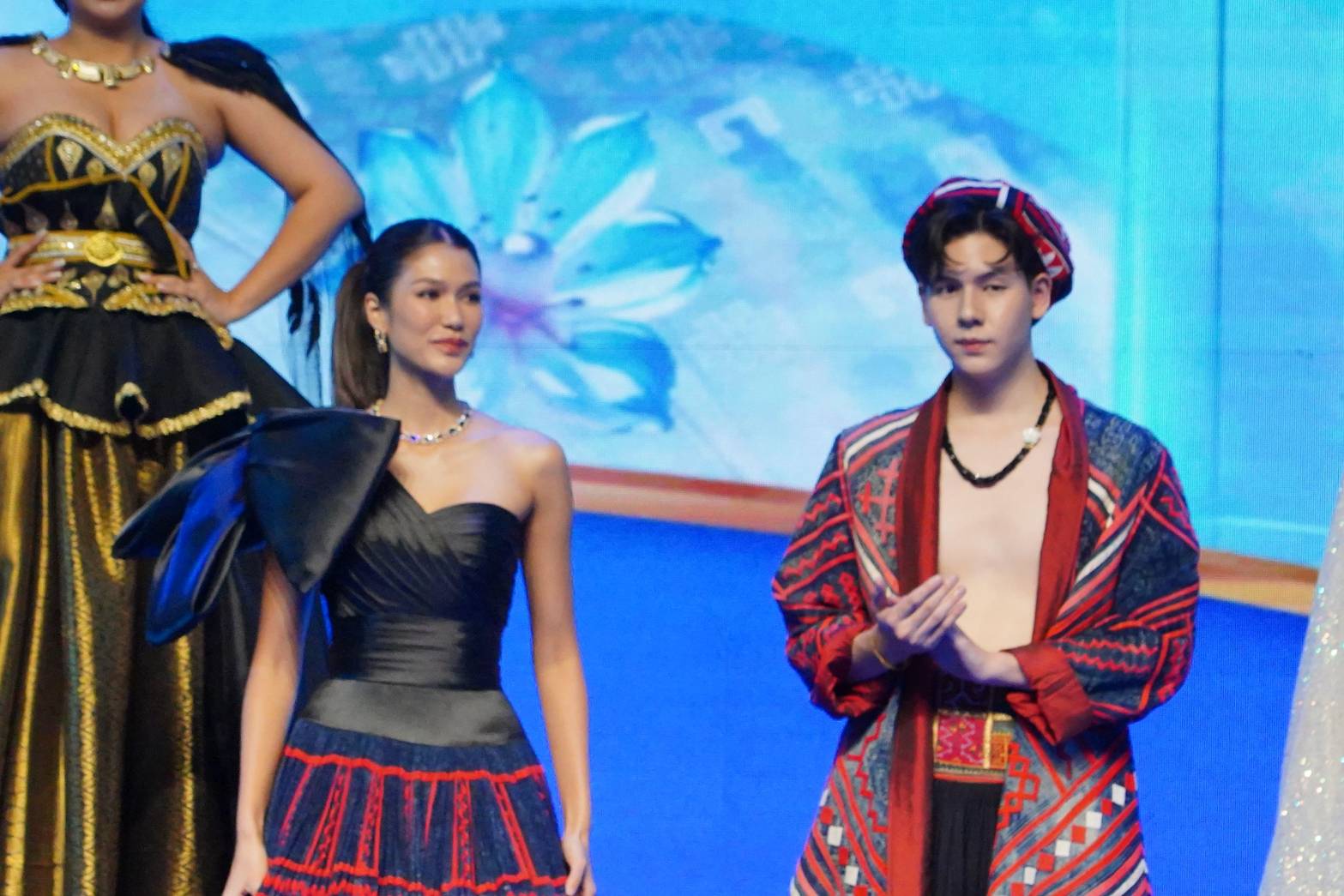 มท.1 เปิดงาน “ศิลปาชีพประทีปไทย OTOP หลอมดวงใจ ด้วยพระบารมี”
