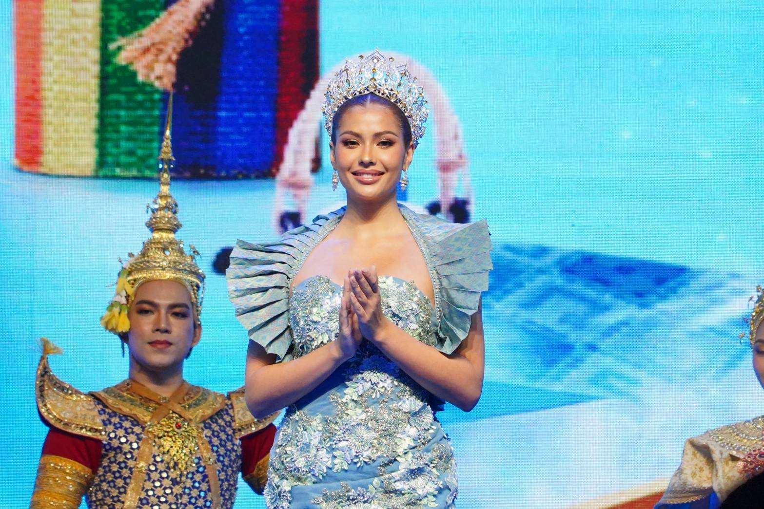 มท.1 เปิดงาน “ศิลปาชีพประทีปไทย OTOP หลอมดวงใจ ด้วยพระบารมี”