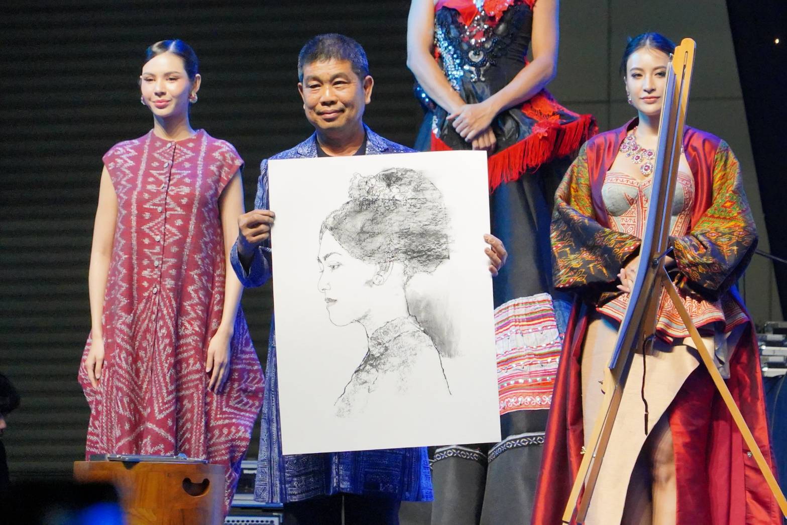มท.1 เปิดงาน “ศิลปาชีพประทีปไทย OTOP หลอมดวงใจ ด้วยพระบารมี”