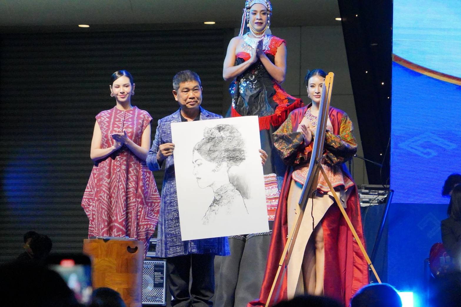 มท.1 เปิดงาน “ศิลปาชีพประทีปไทย OTOP หลอมดวงใจ ด้วยพระบารมี”