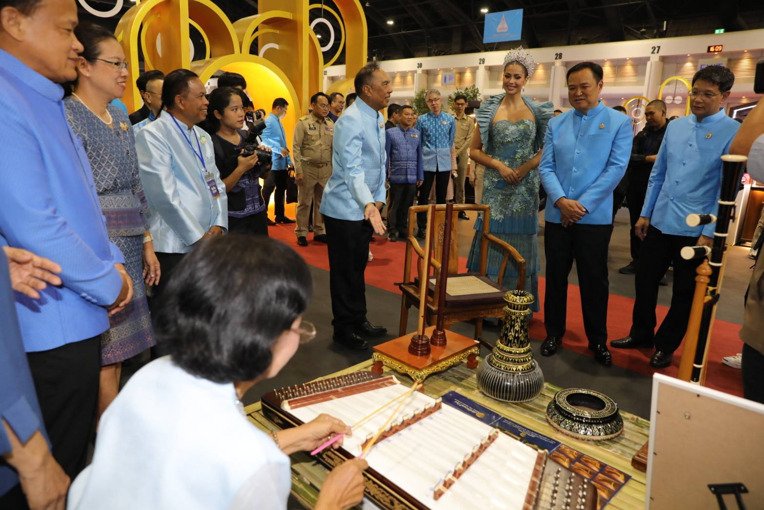 มท.1 เปิดงาน “ศิลปาชีพประทีปไทย OTOP หลอมดวงใจ ด้วยพระบารมี”