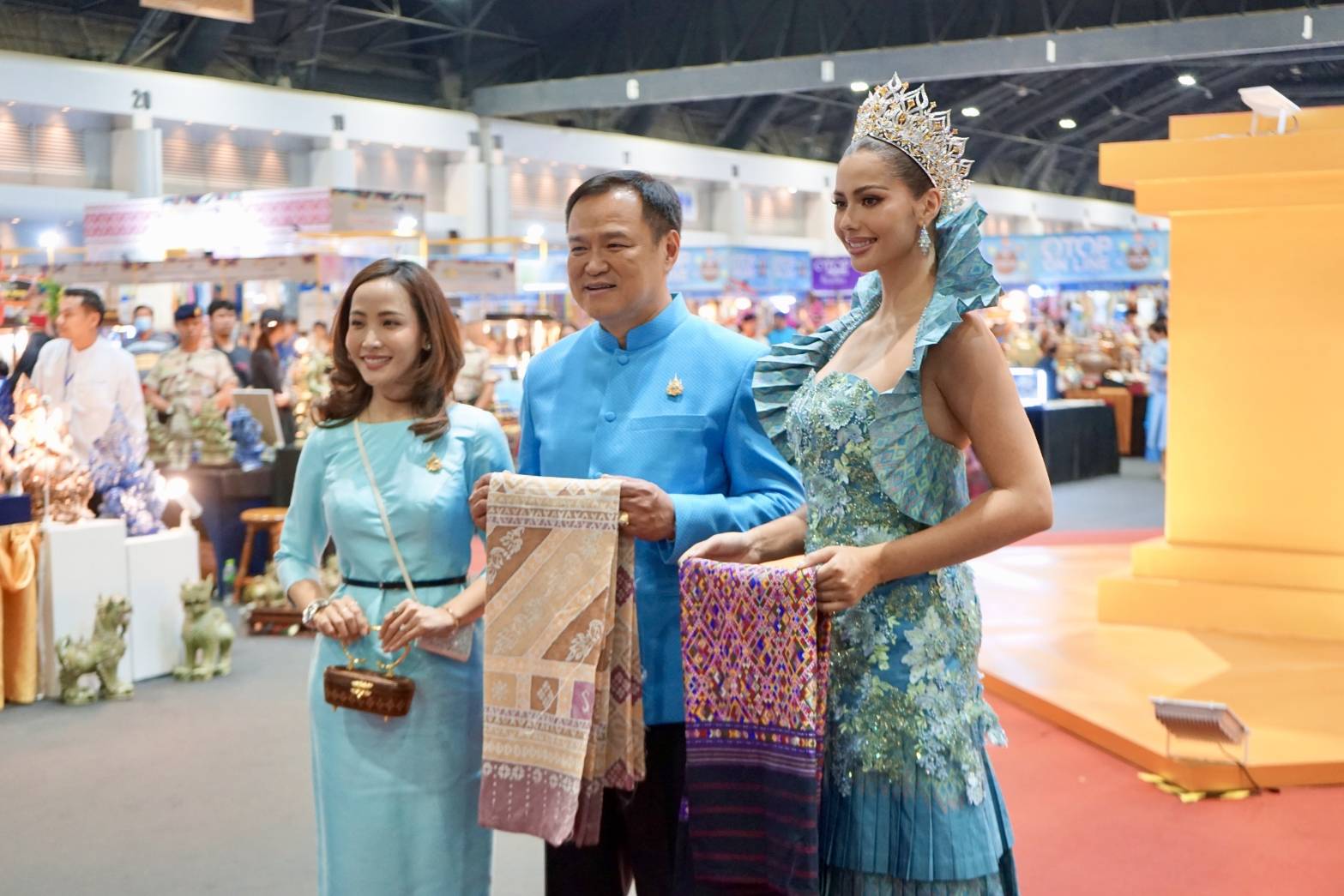 มท.1 เปิดงาน “ศิลปาชีพประทีปไทย OTOP หลอมดวงใจ ด้วยพระบารมี”